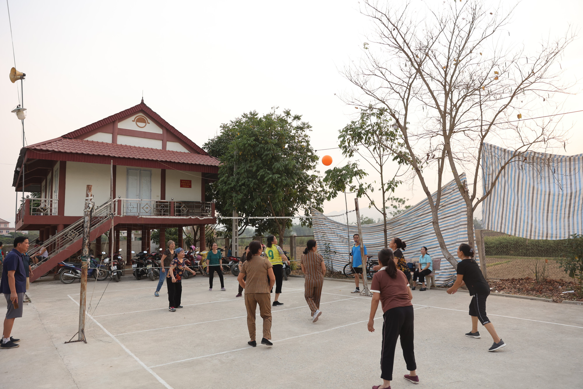 Người dân Điện Biên sinh hoạt tại nhà văn hóa cơ sở. CA9A9006.JPG