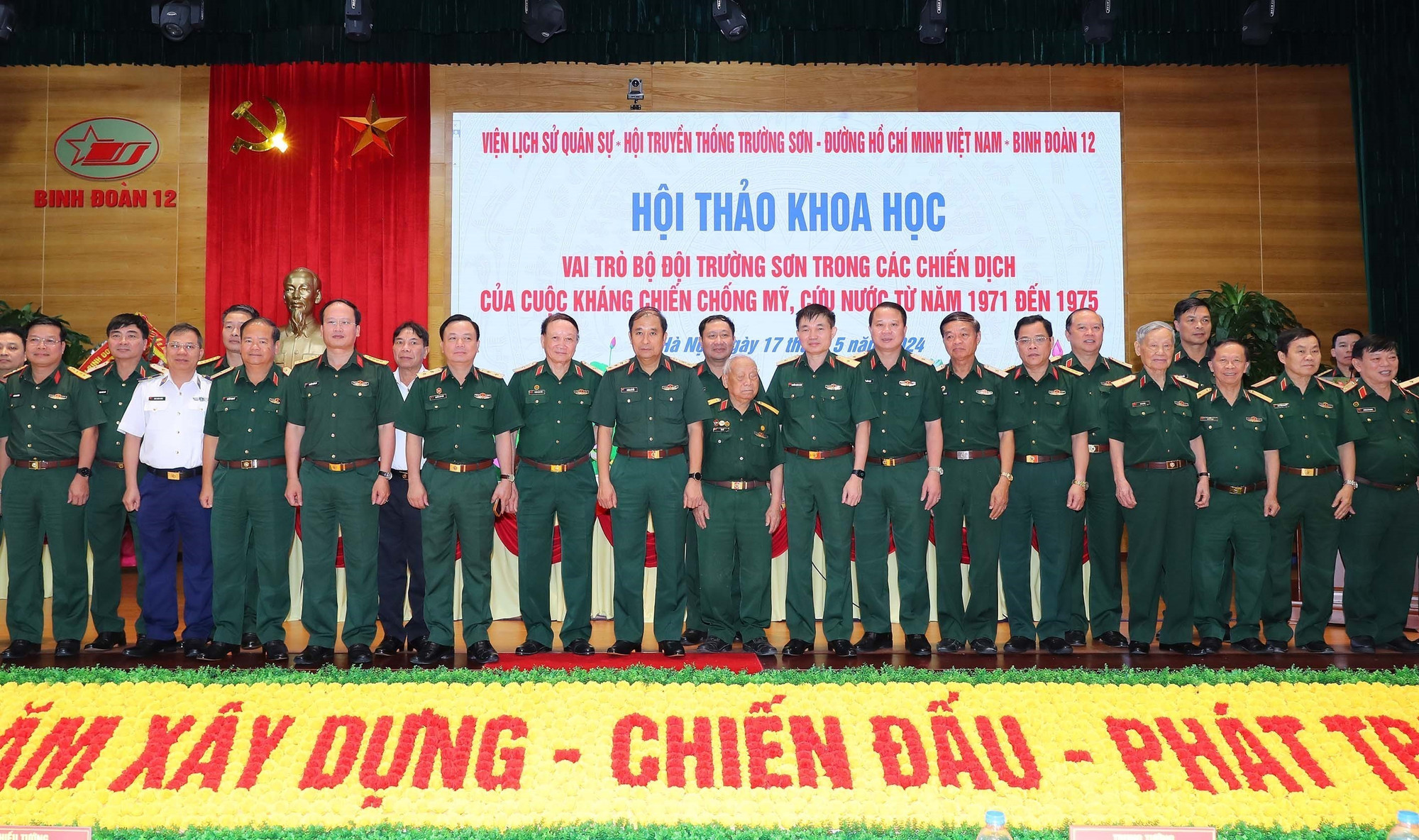 Thiếu tướng Võ Sở cùng các đại biểu dự hội thảo về Bộ đội Trường Sơn. (Ảnh: Trọng Đức/TTXVN) vna_potal_hoi_thao_ve_vai_tro_cua_bo_doi_truong_son_trong_khang_chien_chong_my_cuu_nuoc_7380760.jpg