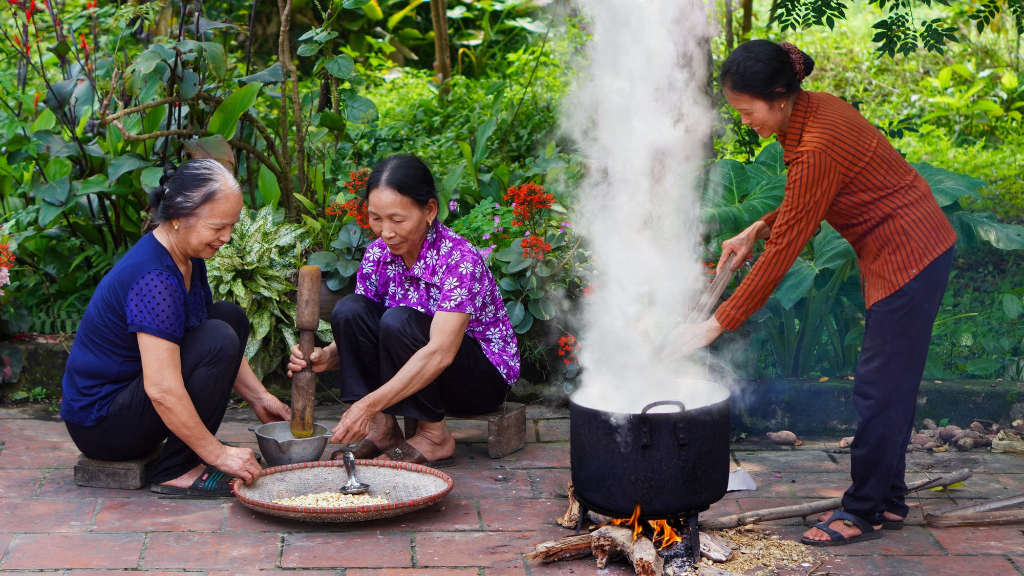 Bà con láng giềng cùng nhau thổi cơm.jpg