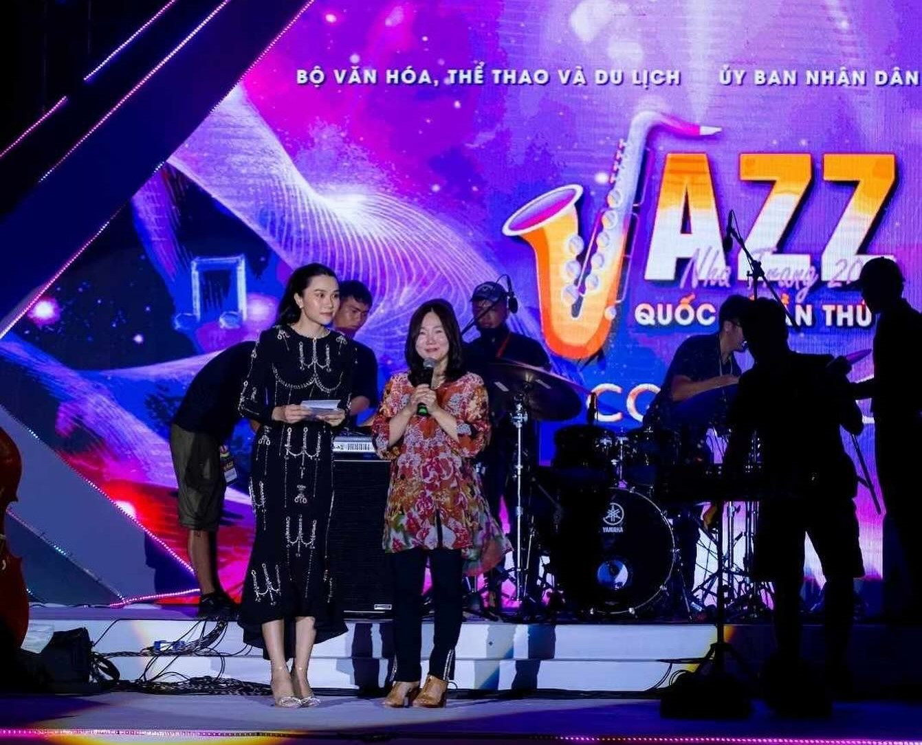 Nghệ sỹ Lisa Sung (phải) giao lưu với khán giả tại Nha Trang. (Ảnh: NVCC) 441366340_17981946614667189_4366432615348519762_n.jpg