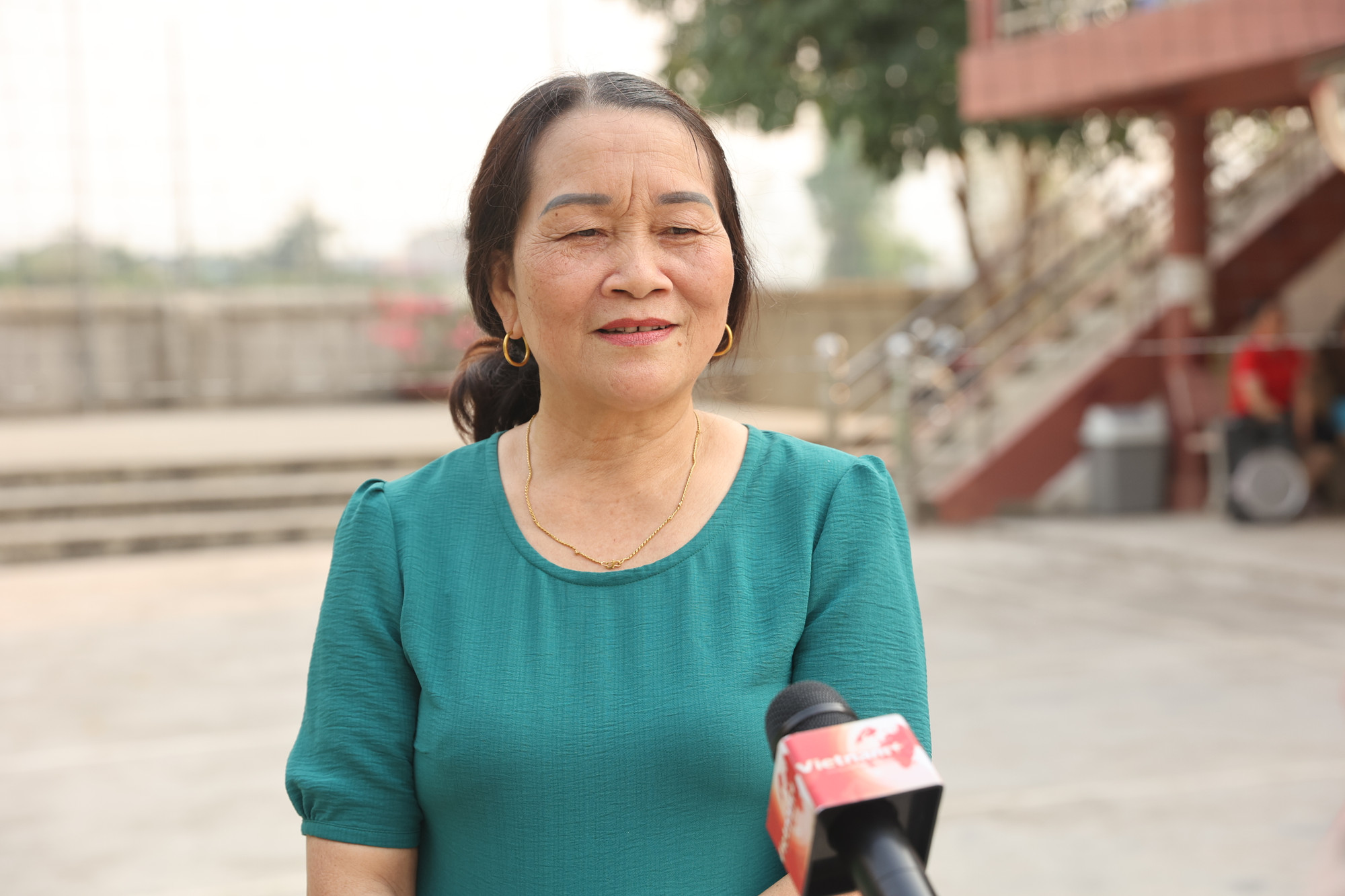 Bà Ngô Thị Ngân, Bí thư chi bộ bản Ten B, xã Thanh Xương, huyện Điện Biên kể về quá trình vận động xây nhà văn hóa. (Ảnh: Hoài Nam/Vietnam+) CA9A8947.JPG
