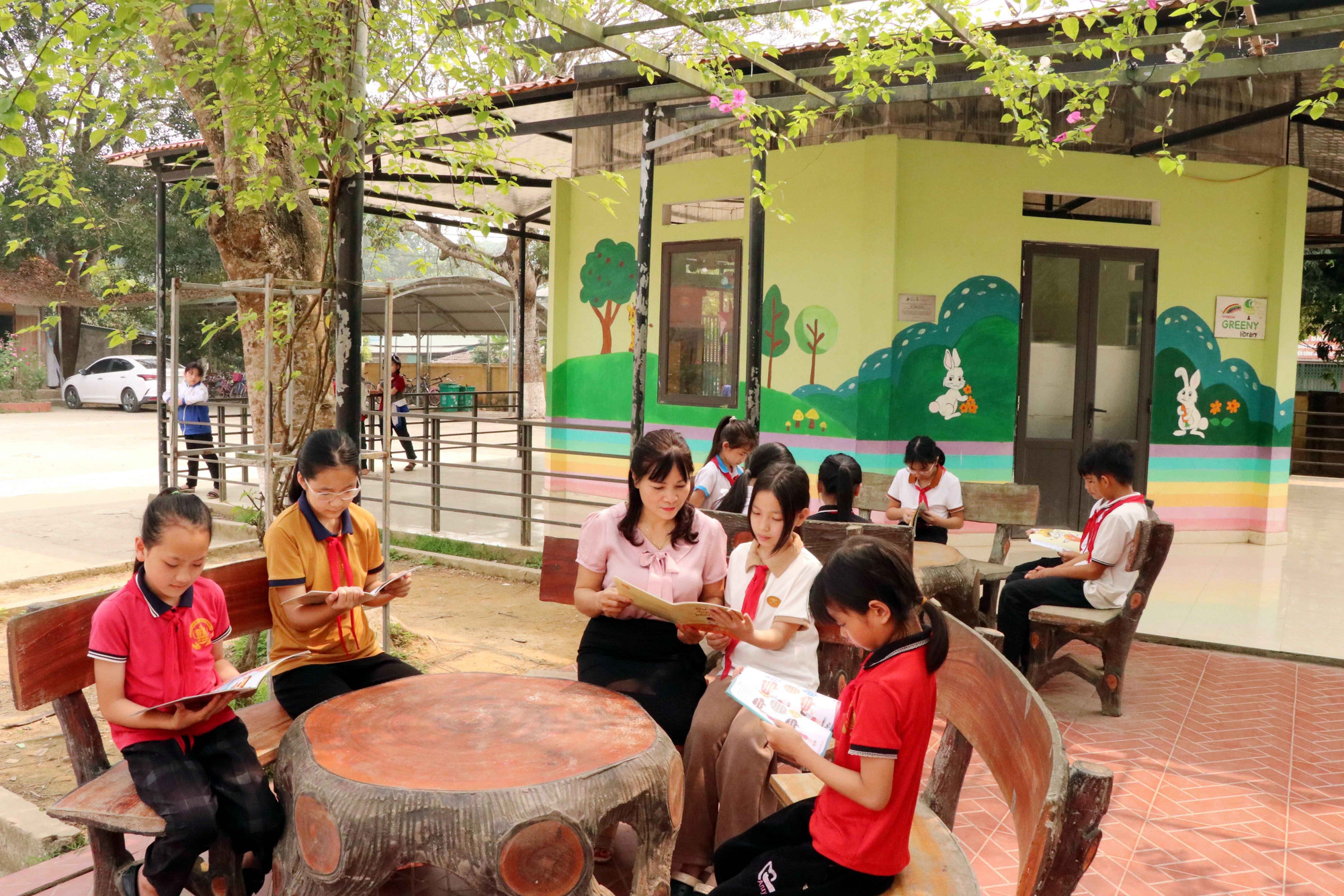 Học sinh đọc sách tại thư viện cộng đồng ở Tuyên Quang. Các thiết chế văn hóa cơ sở đang tiến tới xây dựng không gian đọc sách cho thiếu nhi. (Ảnh: Quang Cường/TTXVN) vna_potal_tuyen_quang_lan_toa_van_hoa_doc_trong_nha_truong_7326461.jpg