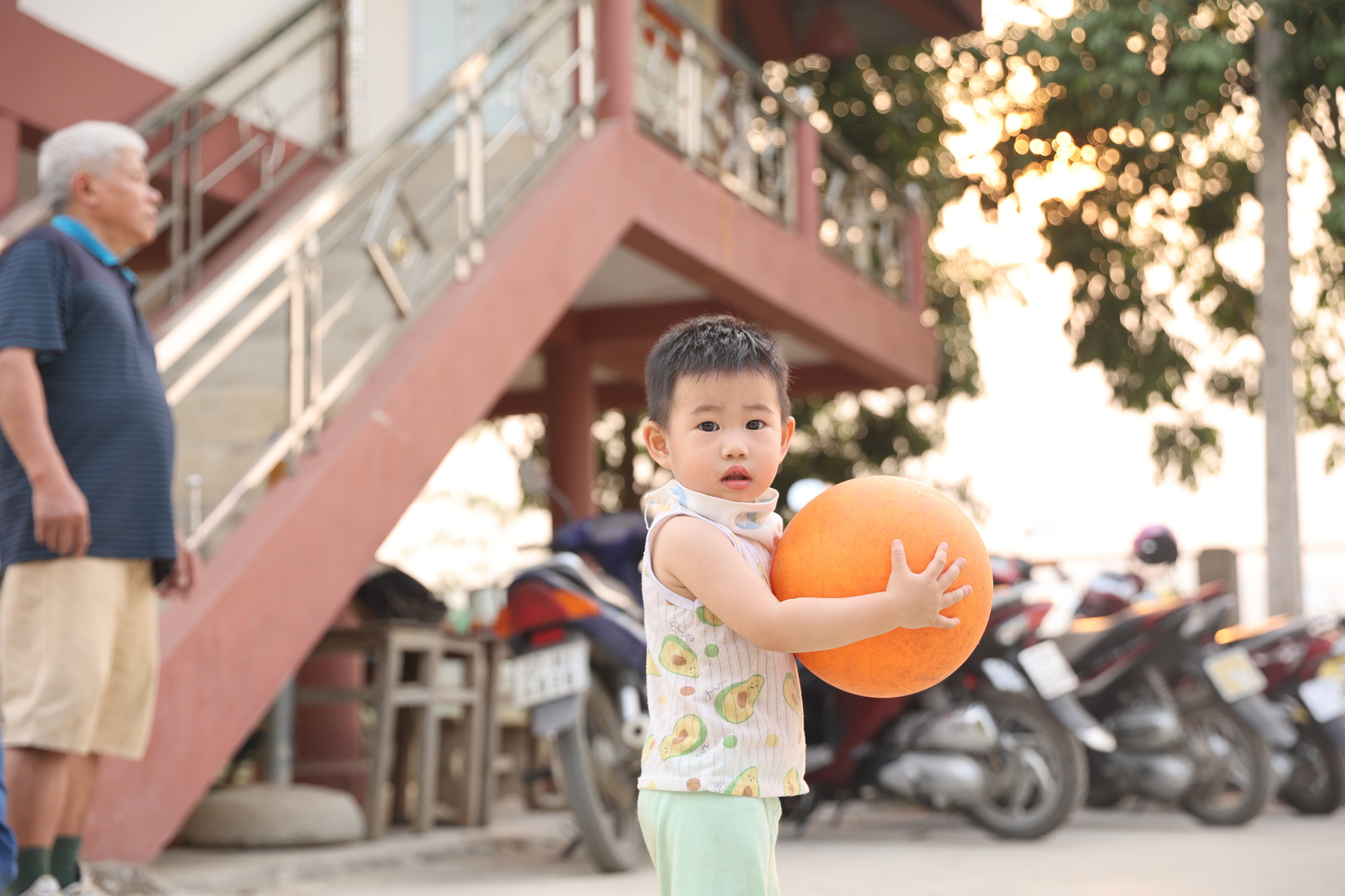 Nhờ nỗ lực của Nhân dân và chính quyền mà Bản Ten B nay đã có nhà văn hóa khang trang làm nơi sinh hoạt cộng đồng, trẻ em có chỗ vui chơi. (Ảnh: Hoài Nam/Vietnam+) CA9A9013.JPG