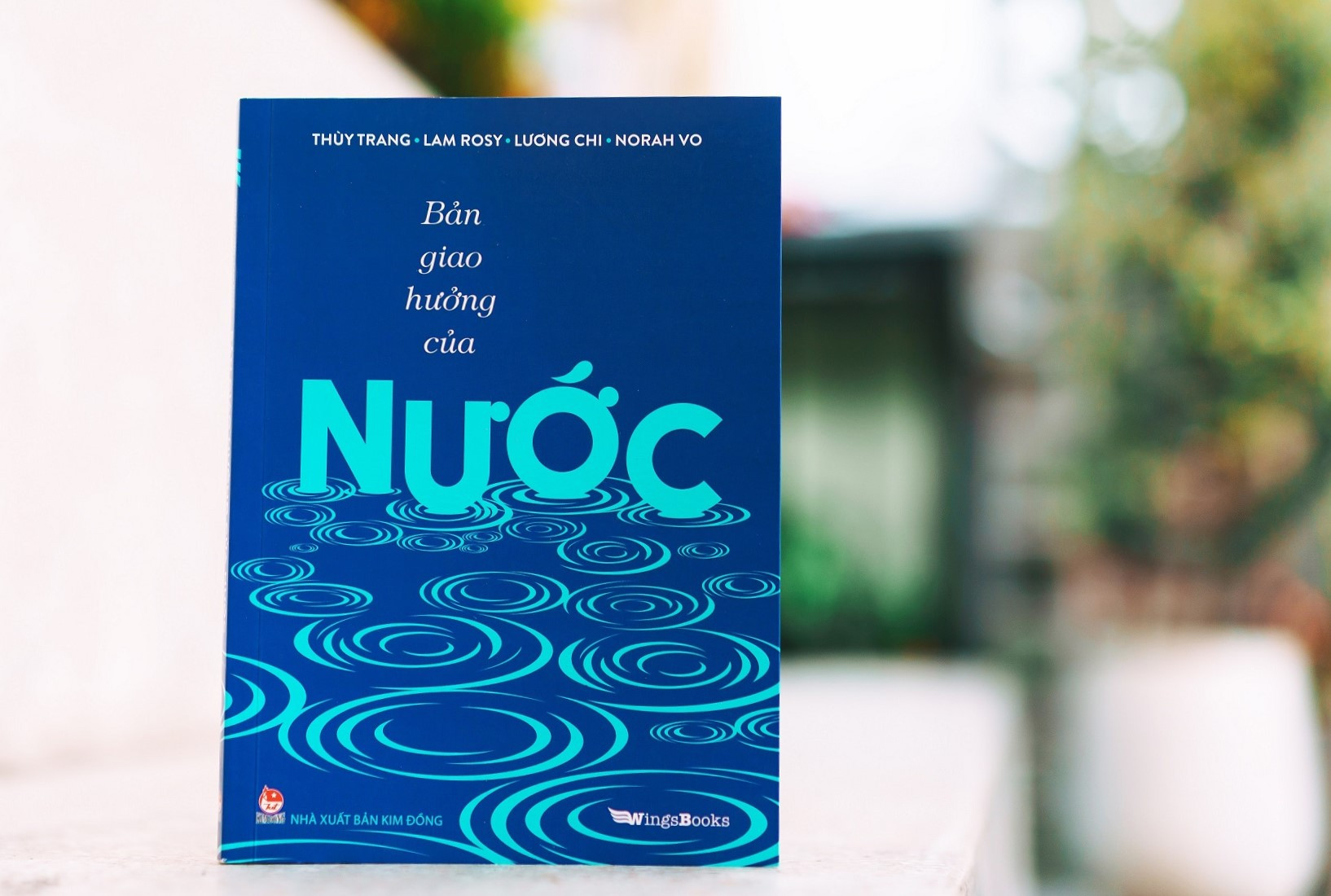 “Bản giao hưởng của nước” của nhóm tác giả trẻ Thùy Trang, Lam Rosy, Lương Chi và Norah Vo. (Ảnh: NXB) Ban giao huong cua nuoc.JPG