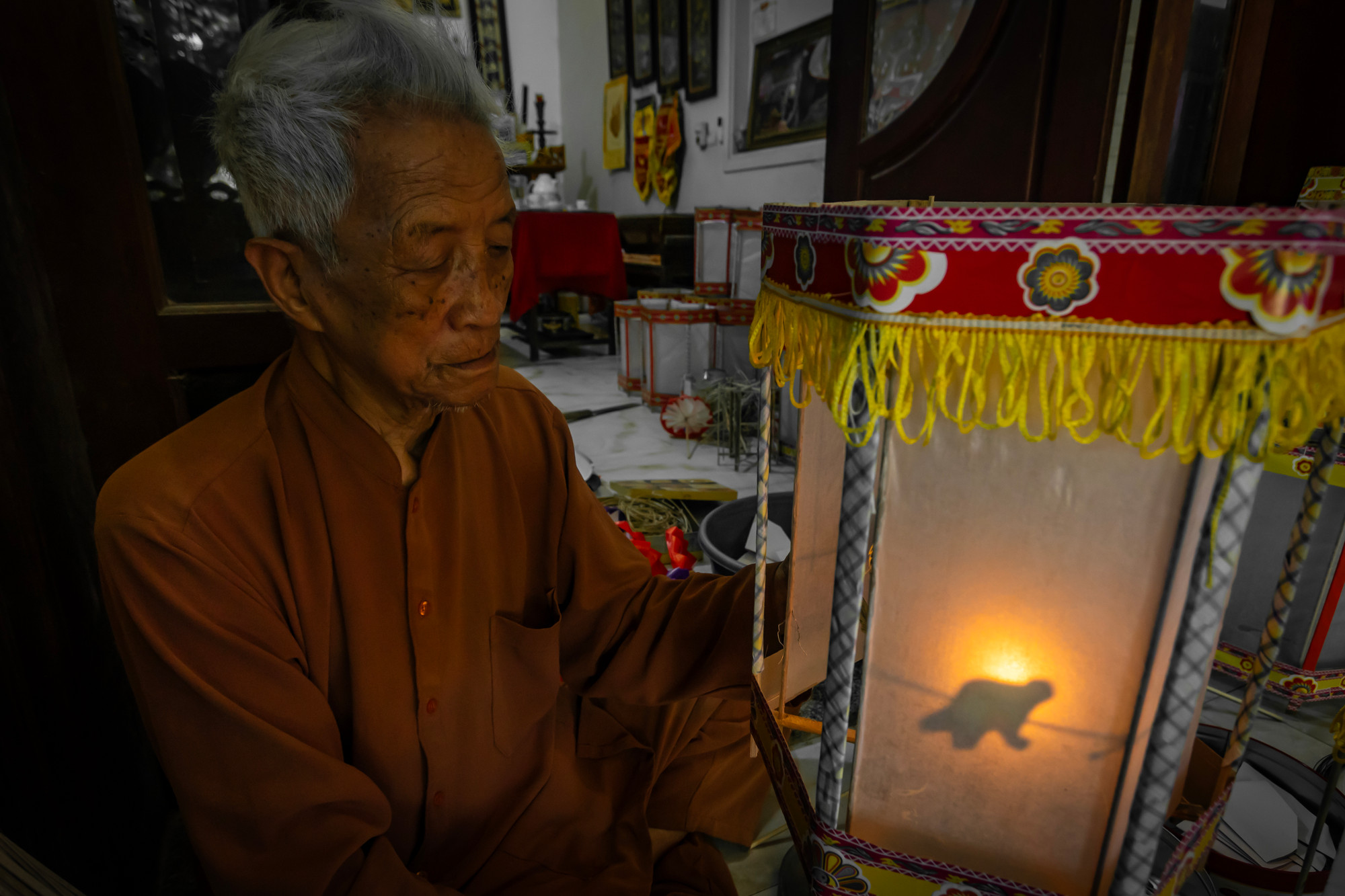 Nghệ nhân Nguyễn Văn Quyền (Thanh Oai) vẫn miệt mài tạo ra những chiếc đèn kéo quân truyền thống. (Ảnh: Hoài Nam/Vietnam+)