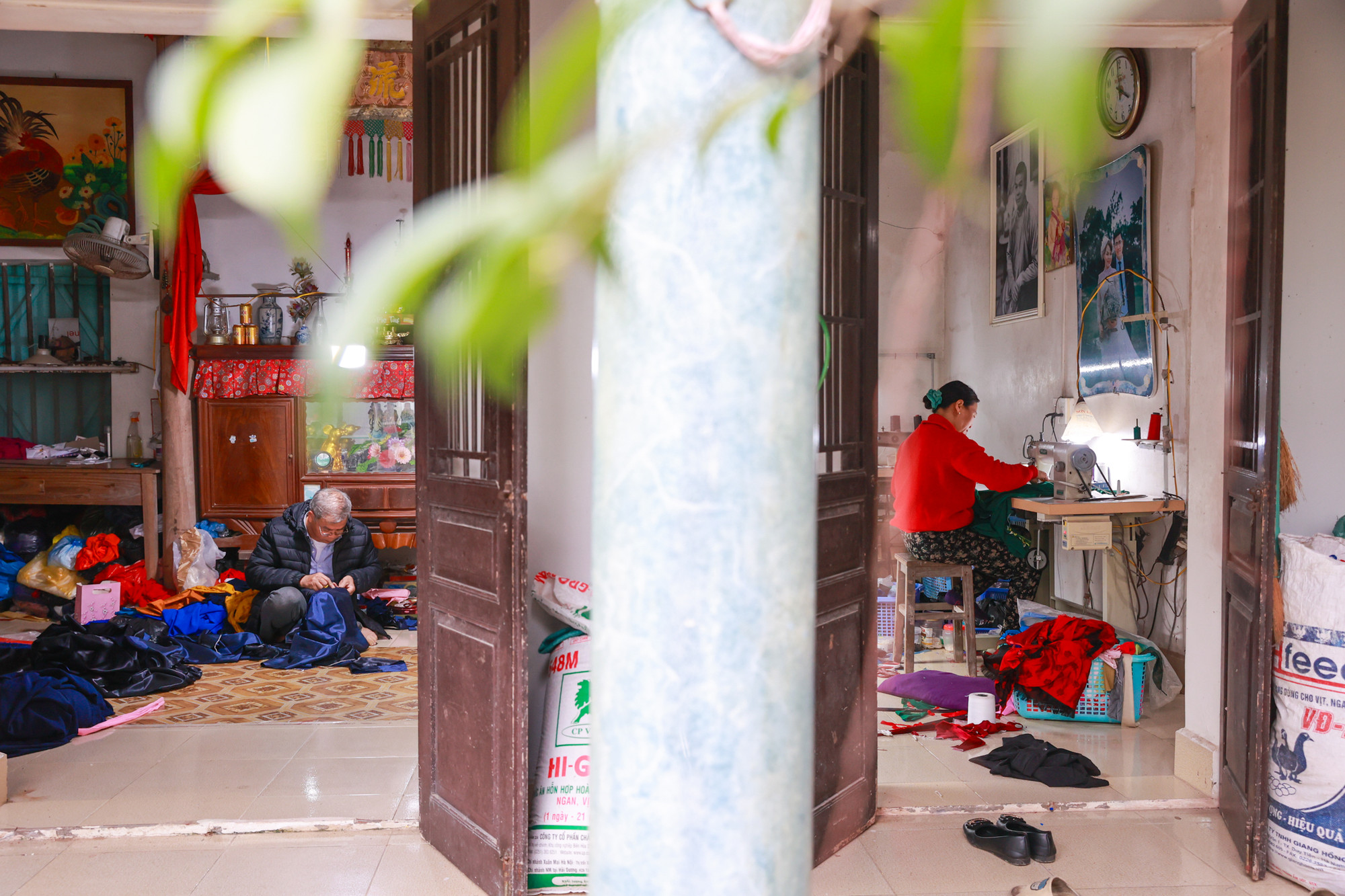 Đến làng Trạch Xá những ngày sau Tết, dù không có vẻ sôi động, rộn ràng nhưng hầu như xưởng may nào cũng bận rộn cho “vụ mùa” mới. Theo chị Nguyễn Thị Dung – Phó Trưởng thôn Trạch Xá, trong làng có khoảng 500 hộ gia đình thì đến 90% làm nghề may áo dài. (Ảnh: Minh Sơn/Vietnam+) vnp_lang may ao dai trach xa 3.jpg