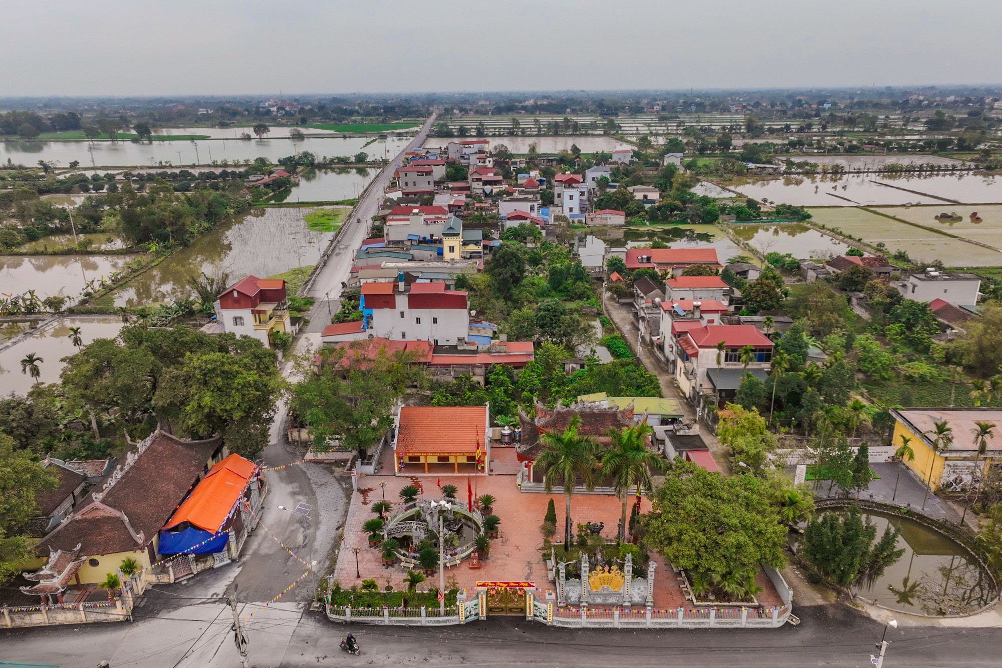 Cách trung tâm thành phố Hà Nội khoảng 60km, làng nghề Trạch Xá (xã Hoà Lâm, huyện Ứng Hoà) từ xa xưa đã nổi tiếng với nghề may áo dài truyền thống. Ít ai biết rằng, ngôi làng này cùng nghề may áo dài truyền thống đã có tuổi đời lên tới hơn 1.000 năm. (Ảnh: Minh Sơn/Vietnam+) vnp_lang may ao dai trach xa 1.jpg