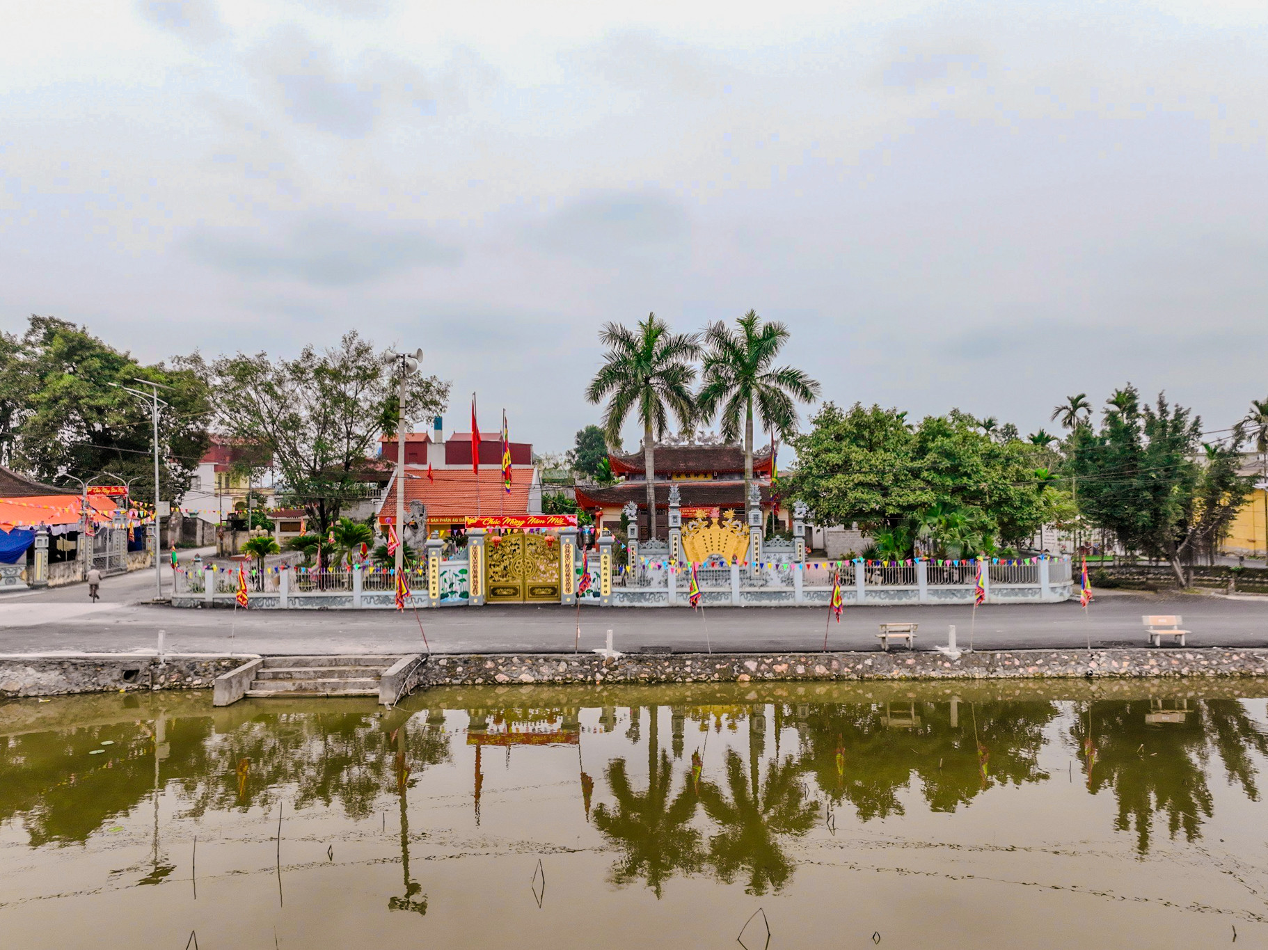 Nghề may làng Trạch Xá đến bây giờ vẫn giữ được truyền thống là bởi làm hoàn toàn thủ công. Dịp cuối tháng 2/2024 vừa qua, Làng nghề may Trạch Xá đã được công nhận là 1 trong 26 Di sản văn hóa phi vật thể cấp Quốc gia. (Ảnh: Minh Sơn/Vietnam+) vnp_lang may ao dai trach xa 2.jpg
