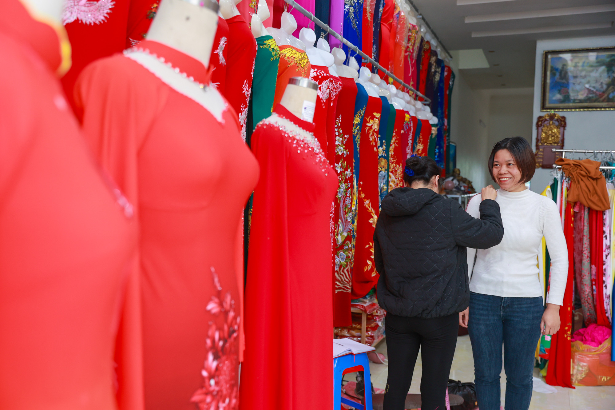 Năm 2004, làng Trạch Xá được công nhận là “Làng may áo dài truyền thống.”Trong làng, có rất nhiều thợ giỏi được công nhận là nghệ nhân. Làng Trạch Xá hiện nay không chỉ là một làng nghề truyền thống mà còn là địa điểm văn hóa thu hút khách du lịch trong và ngoài nước. (Ảnh: Minh Sơn/Vietnam+) vnp_lang may ao dai trach xa 20.jpg