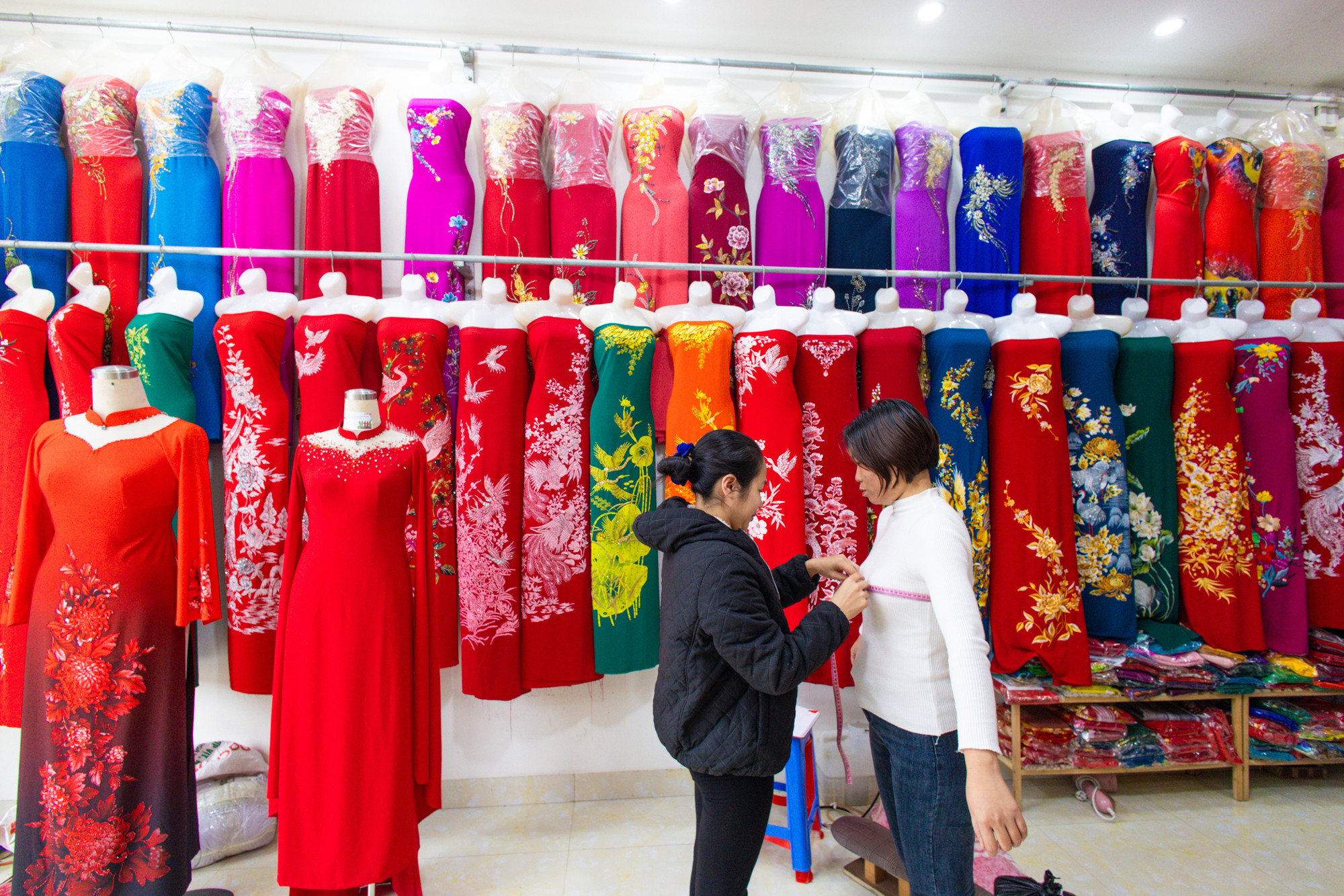 Áo dài ở Trạch Xá vẫn luôn được người tiêu dùng ưa chuộng bởi vẻ mềm mại của tà áo và tôn được dáng thanh thoát của người mặc. (Ảnh: Minh Sơn/Vietnam+) vnp_lang may ao dai trach xa 19.jpg