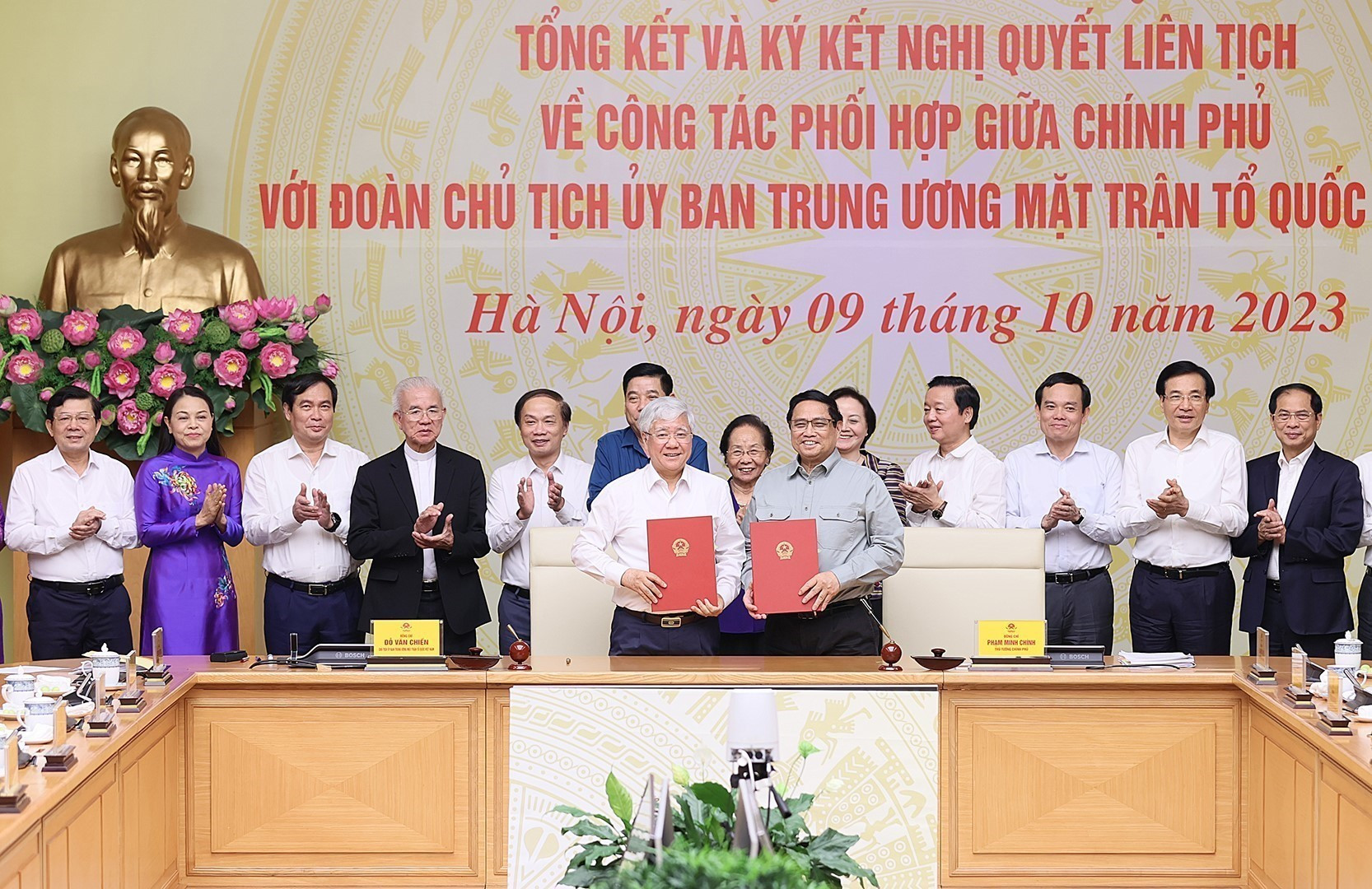 Thủ tướng Phạm Minh Chính và Chủ tịch Ủy ban Trung ương Mặt trận Tổ quốc Việt Nam Đỗ Văn Chiến ký kết phối hợp giữa Chính phủ và Đoàn Chủ tịch Ủy ban Trung ương MTTQ Việt Nam. (Ảnh: Dương Giang/TTXVN) ttxvn_chinh_phu_va_doan_chu_tich_uy_ban_trung_uong_mttq_viet_nam_tong_ket_cong_tac_phoi_hop_7022252.jpg