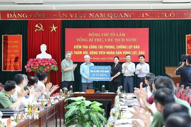 Tổng Bí thư, Chủ tịch nước Tô Lâm chứng kiến Chủ tịch Ủy ban Trung ương Mặt trận Tổ quốc Việt Nam Đỗ Văn Chiến trao kinh phí hỗ trợ đợt 1 với số tiền 20 tỷ đồng từ Ban Vận động Cứu trợ Trung ương cho tỉnh Tuyên Quang khắc phục hậu quả cơn bão số 3 gây ra. mattran2.jpeg
