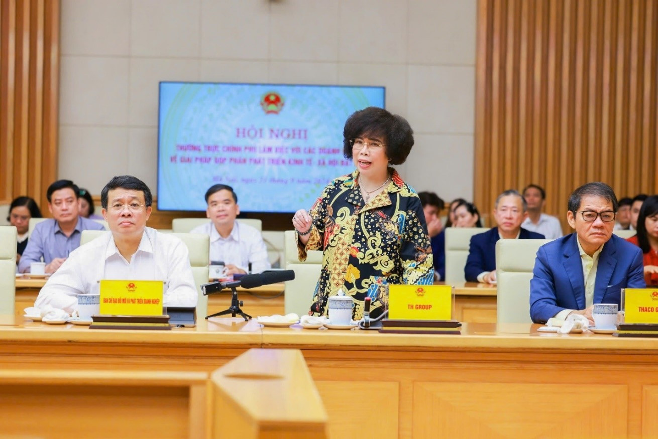 Anh hùng Lao động Thái Hương phát biểu tại Hội nghị của Thường trực Chính phủ làm việc với các doanh nghiệp sáng 21/9. thai huong TH true milk.jpg