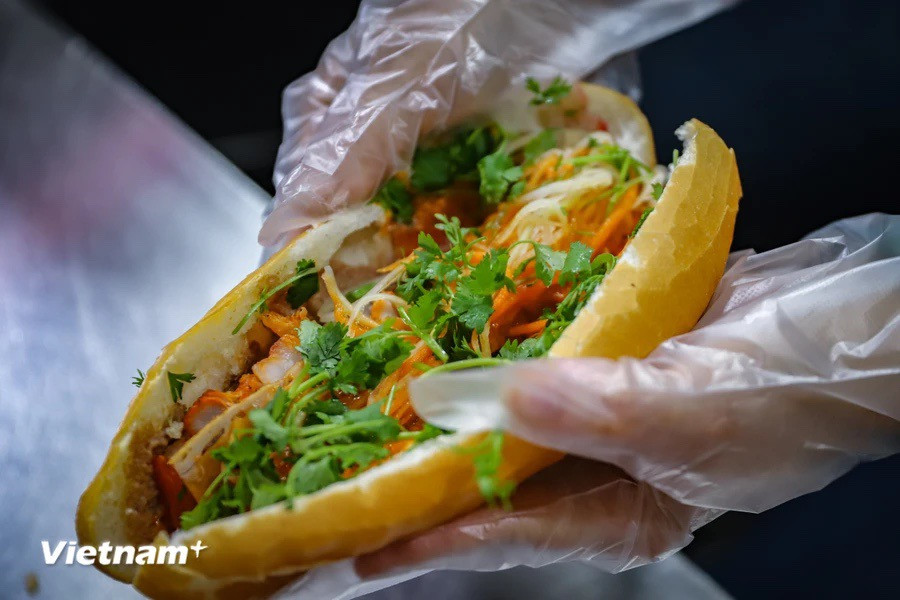 Bánh mỳ truyền thống Việt Nam. (Ảnh: Hoài Nam/Vietnam+) z5442004832571_e995d7eb61fa7524a6ce1a639f8b9d00.jpg