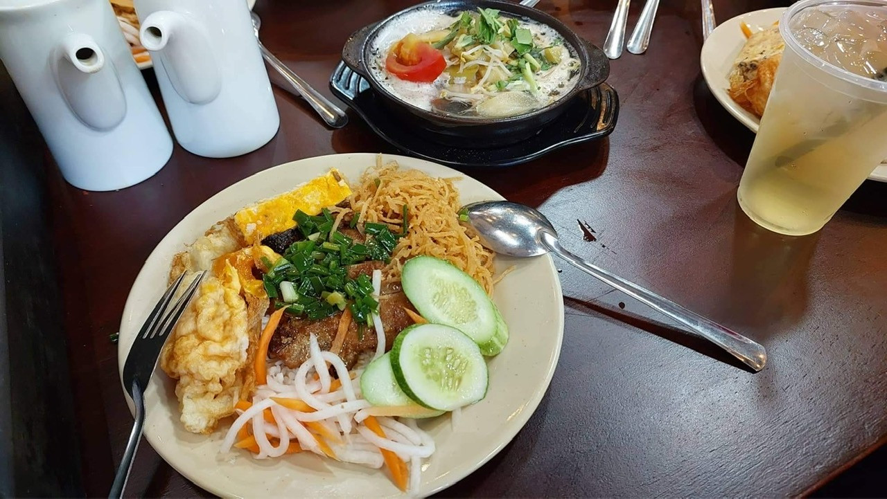 Cơm tấm Sài Gòn dược vinh danh trong số những món ăn đường phố ngon nhất châu Á. (Ảnh: Mai Mai/Vietnam+) vnp_com tam.jpg