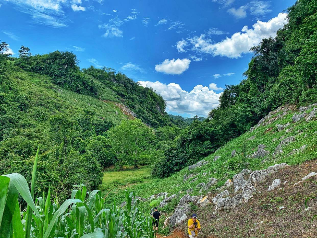 Du khách khám phá thiên nhiên Mộc Châu. (Ảnh: Mai Mai/Vietnam+)