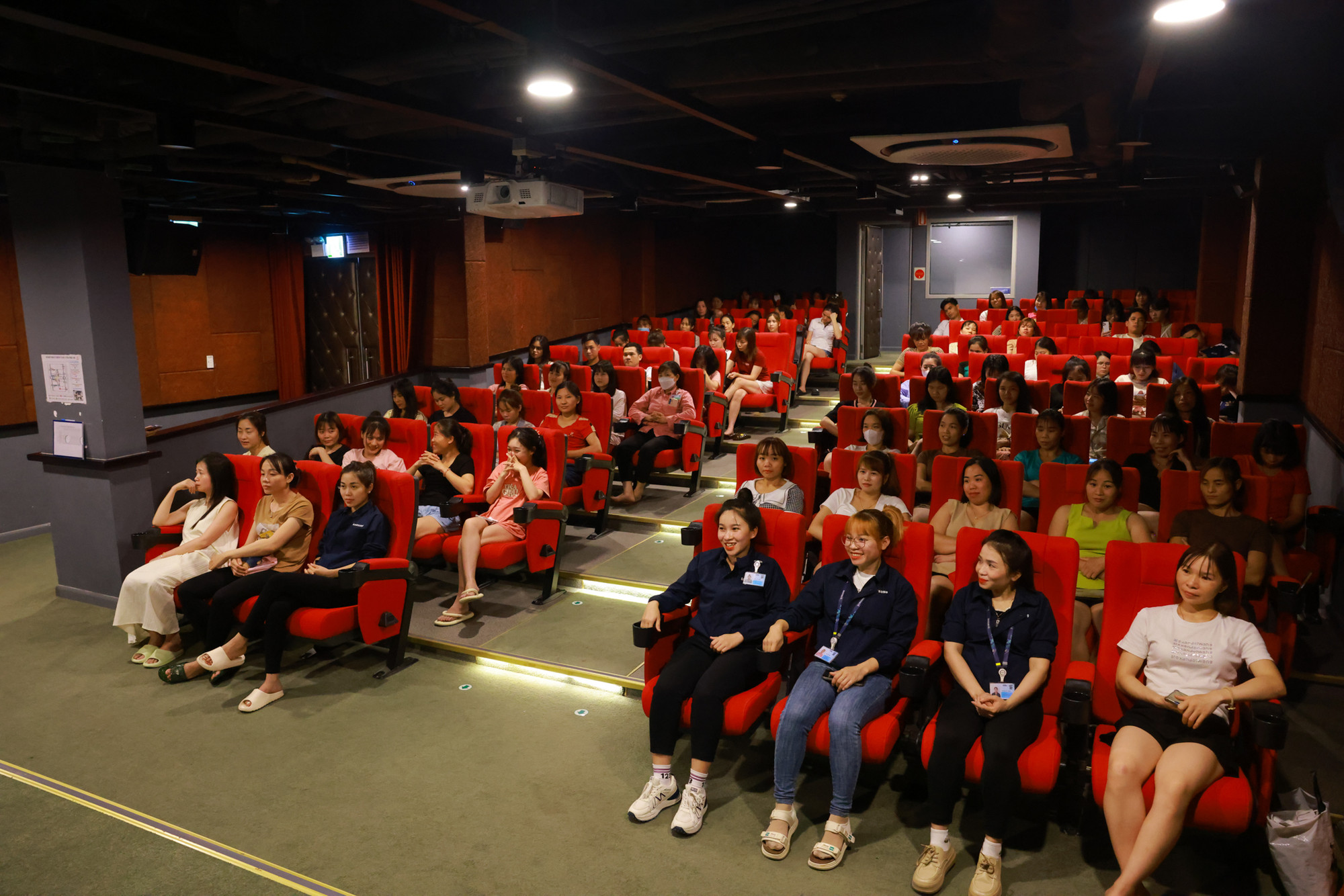 1. Rạp chiếu phim tại KTX của Samsung.jpg