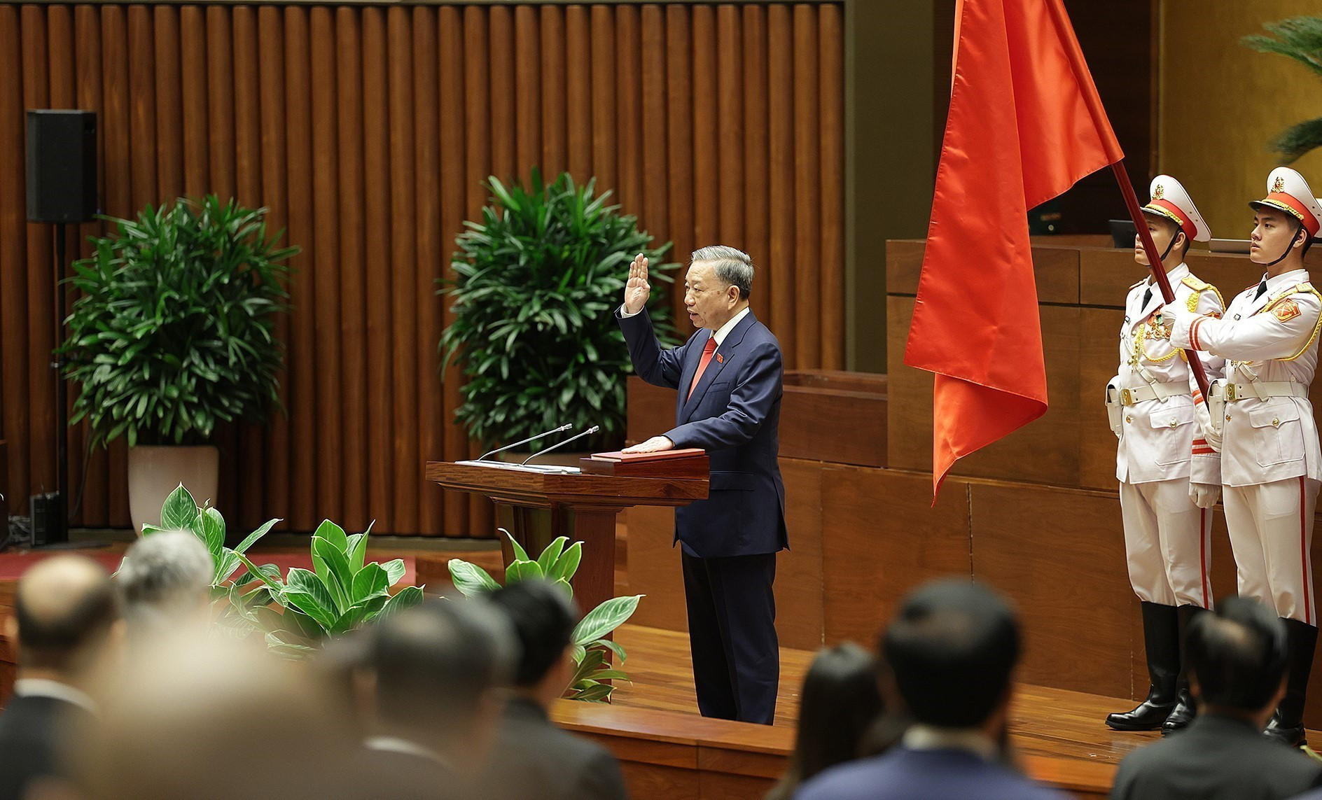 Chủ tịch nước Tô Lâm tuyên thệ nhậm chức dưới cờ đỏ sao vàng. (Ảnh: TTXVN) vna_potal_dong_chi_to_lam_duoc_bau_giu_chuc_chu_tich_nuoc_chxhcn_viet_nam_7388882.jpg