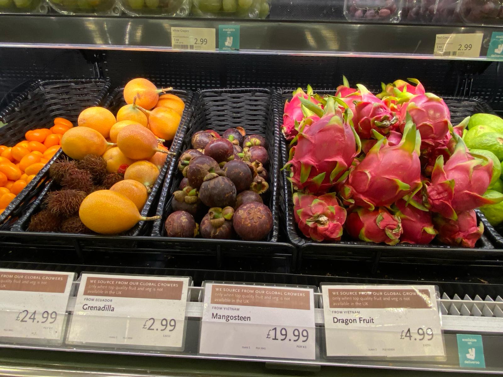 Thanh long và măng cụt Việt Nam bày bán tại Whole Food, siêu thị cao cấp chuyên bán hàng chất lượng cao và sản phẩm hũu cơ tại Anh. (Ảnh: Minh Hợp/TTXVN)