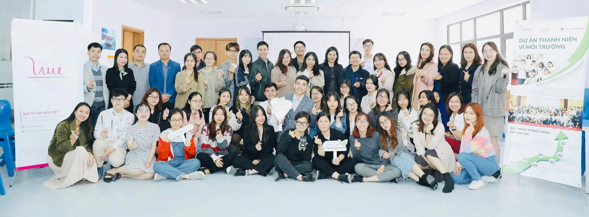 Các thành viên dự án Thanh niên vì môi trường. (Ảnh: PV/Vietnam+)