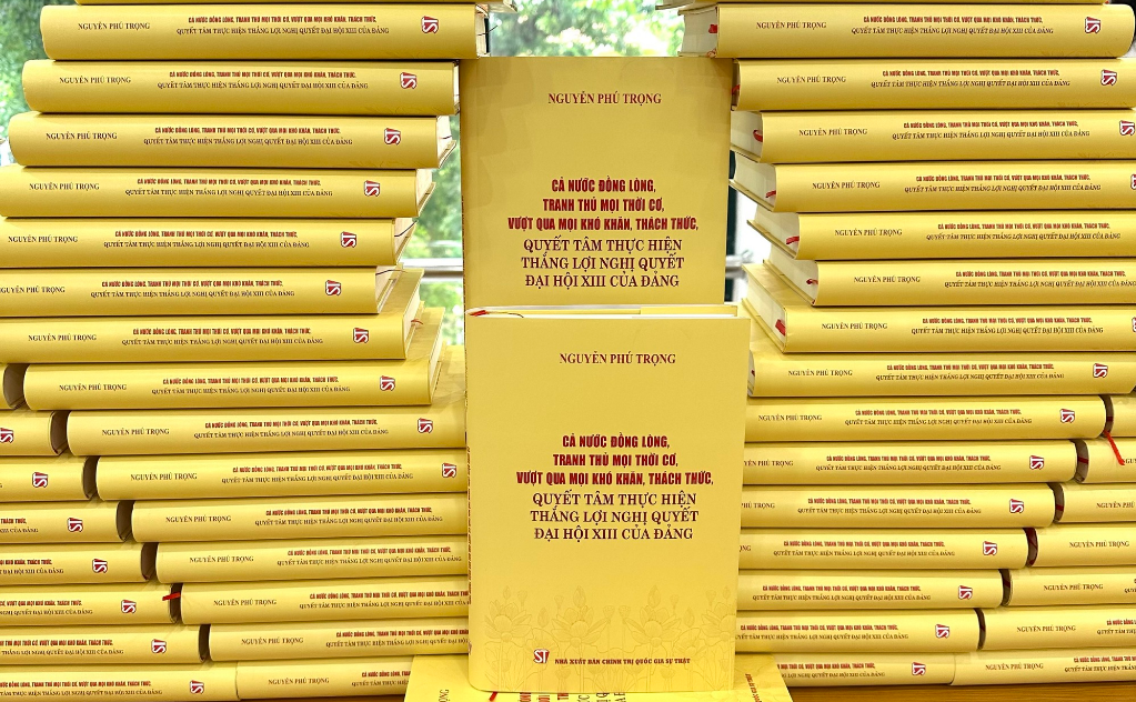 Cuốn sách “Cả nước đồng lòng, tranh thủ mọi thời cơ, vượt qua mọi khó khăn, thách thức, quyết tâm thực hiện thắng lợi Nghị quyết Đại hội XIII của Đảng”. (Nguồn: TTXVN) ca nuoc dong long.png