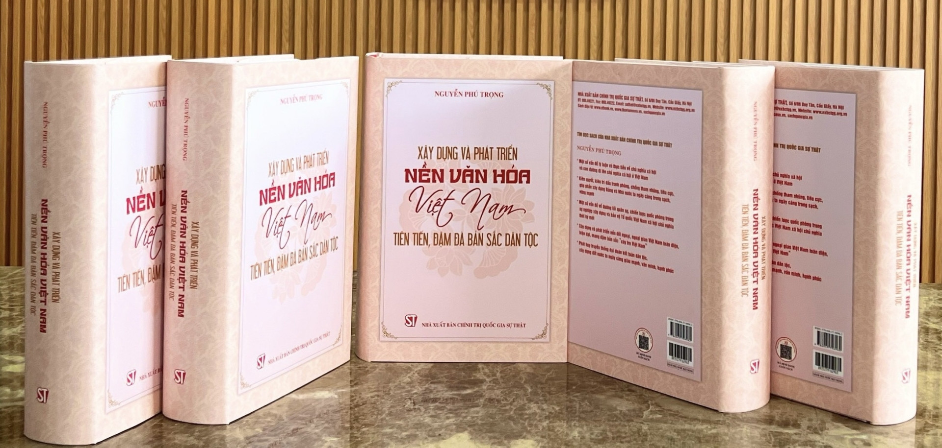 cuốn sách "Xây dựng và phát triển nền văn hóa Việt Nam tiên tiến, đậm đà bản sắc dân tộc" của Tổng Bí thư Nguyễn Phú Trọng. (Nguồn: Tạp chí Tuyên giáo) xay dung nen van hoa viet nam.jpg