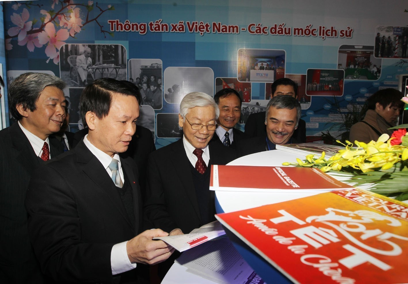 Tổng Bí thư Nguyễn Phú Trọng thăm gian trưng bày các ấn phẩm báo chí của Thông tấn xã Việt Nam tại Hội báo Xuân Ất Mùi 2015. (Ảnh: Trí Dũng/TTXVN)