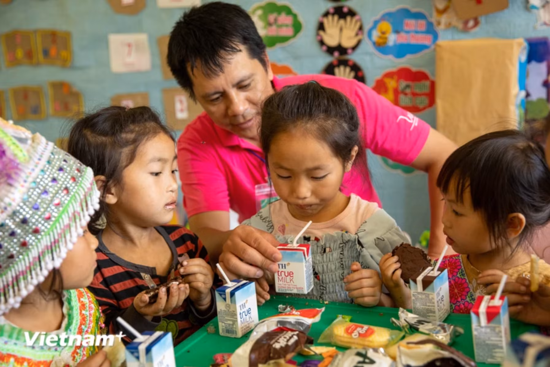 Anh Nguyễn Văn Thiết đã có ba năm đồng hành cùng Quỹ Vì tầm vóc Việt đến với các em nhỏ vùng cao. (Ảnh: PV/Vietnam+)
