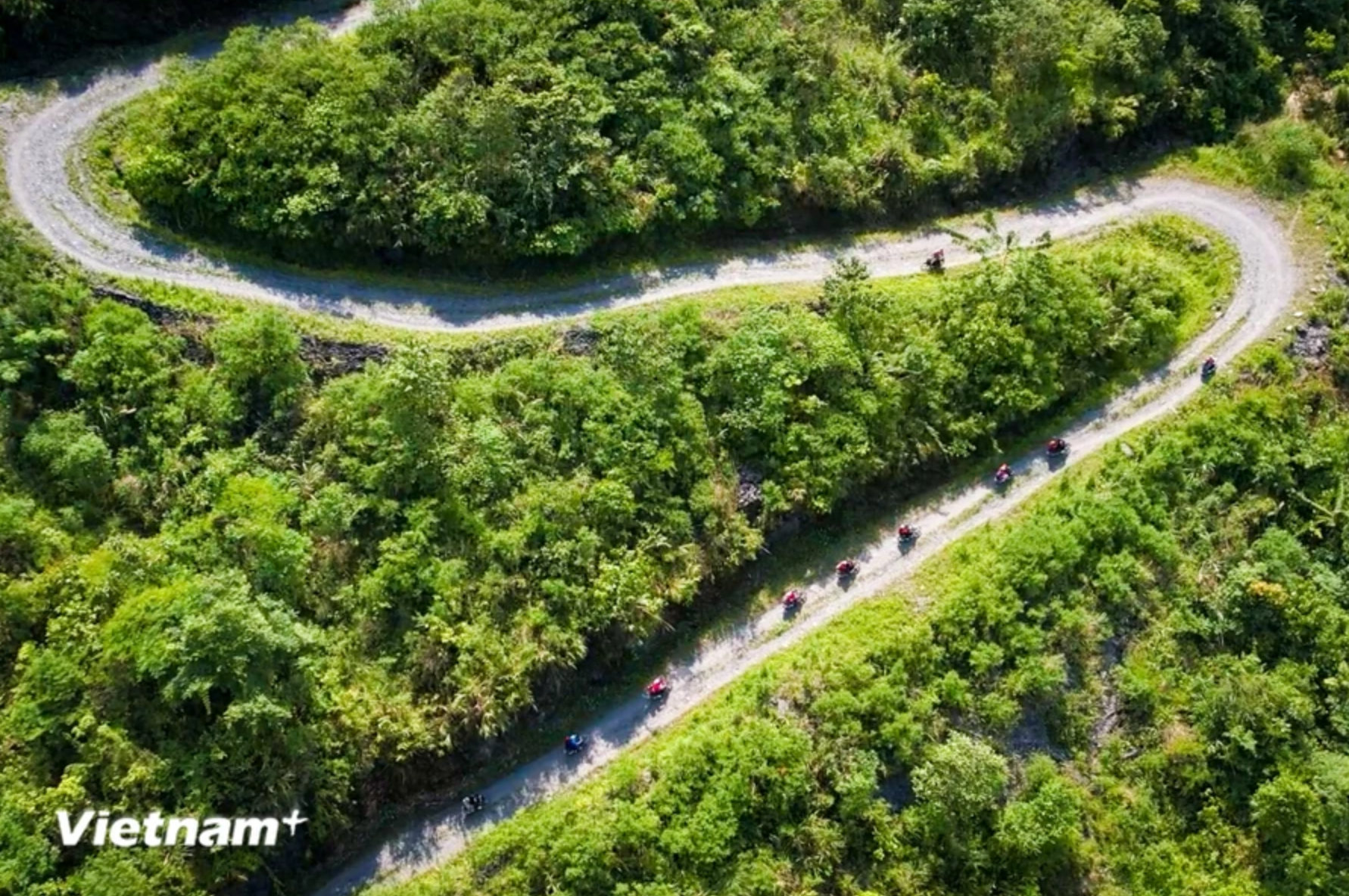 Đường đến điểm trường là liên tiếp các khúc cua tay áo. (Ảnh: PV/Vietnam+) Ảnh màn hình 2024-05-30 lúc 09.53.59.png