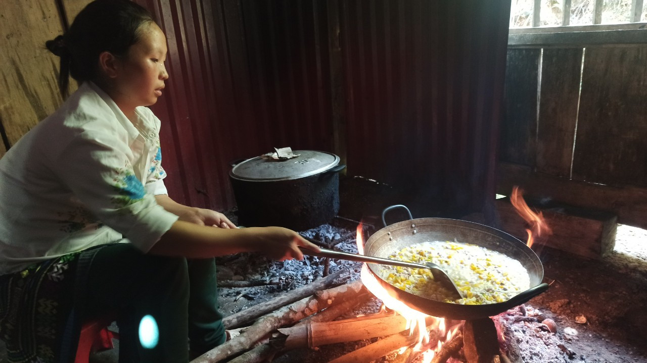 Chị Giàng Thị Dé chuẩn bị bữa trưa cho các em học sinh. (Ảnh: Phạm Mai/Vietnam+) z5488226987809_89f00dea8d52eb76df6a2c4179aad1ef.jpg