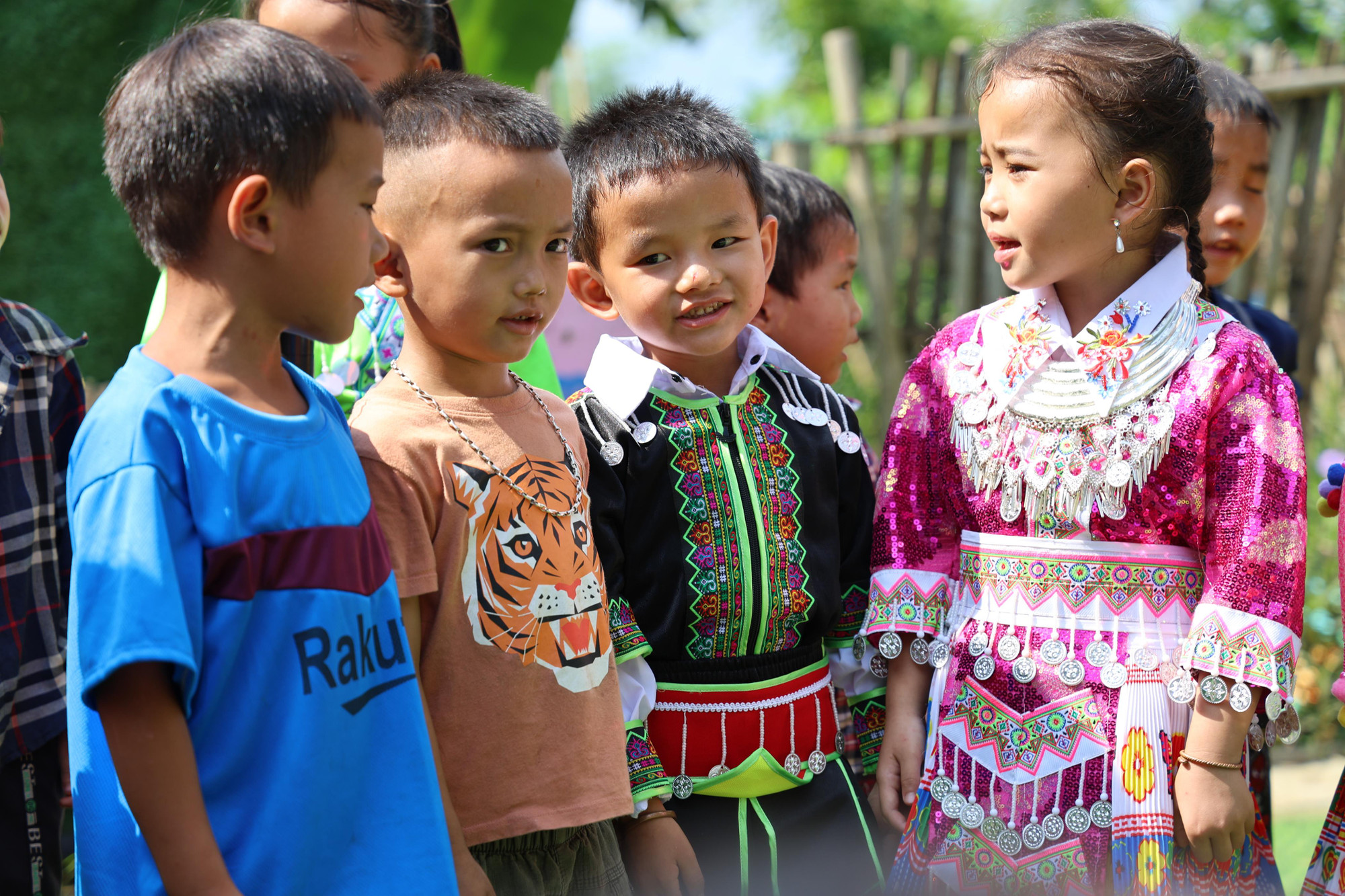 Nhờ những bữa ăn bán trú ngon miệng, đủ dinh dưỡng, học sinh chăm chỉ đến trường, phát triển tốt cả về thể chất và nhận thức. (Ảnh: PV/Vietnam+) 390A0245.jpg