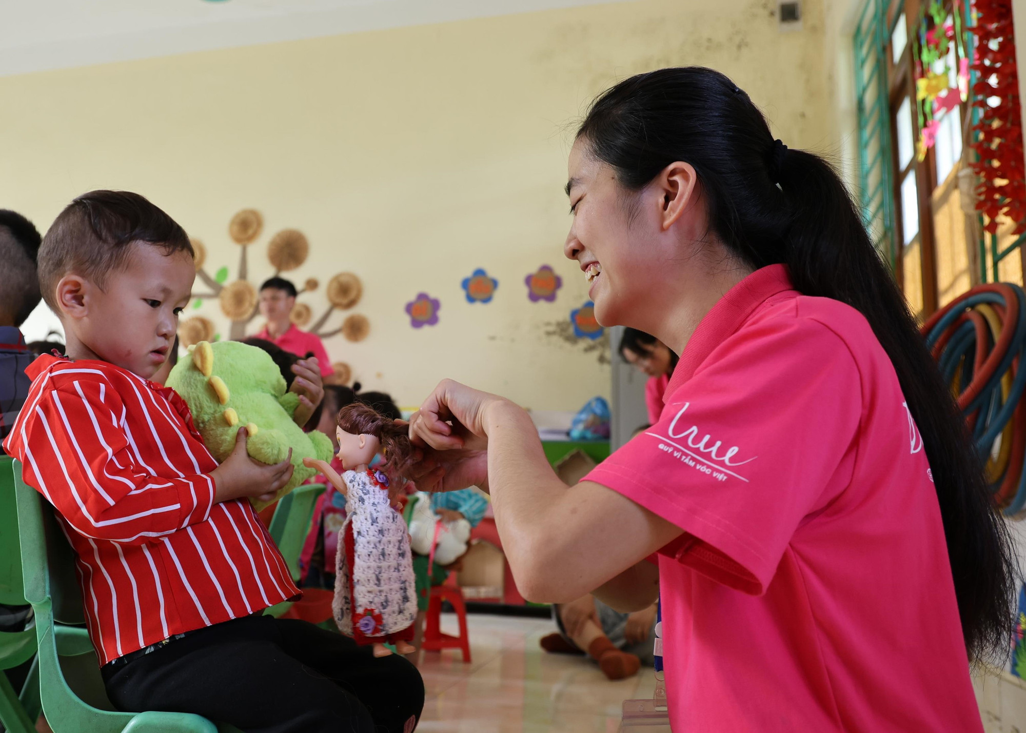 Chị Nguyễn Thị Việt thăm và chơi đùa với em nhỏ được chị bảo trợ tại điểm trường Khau Noong, Trường Mầm non Thạch Lâm, huyện Bảo Lâm, tỉnh Cao Bằng. (Ảnh: PV/Vietnam+) 390A1362.jpg