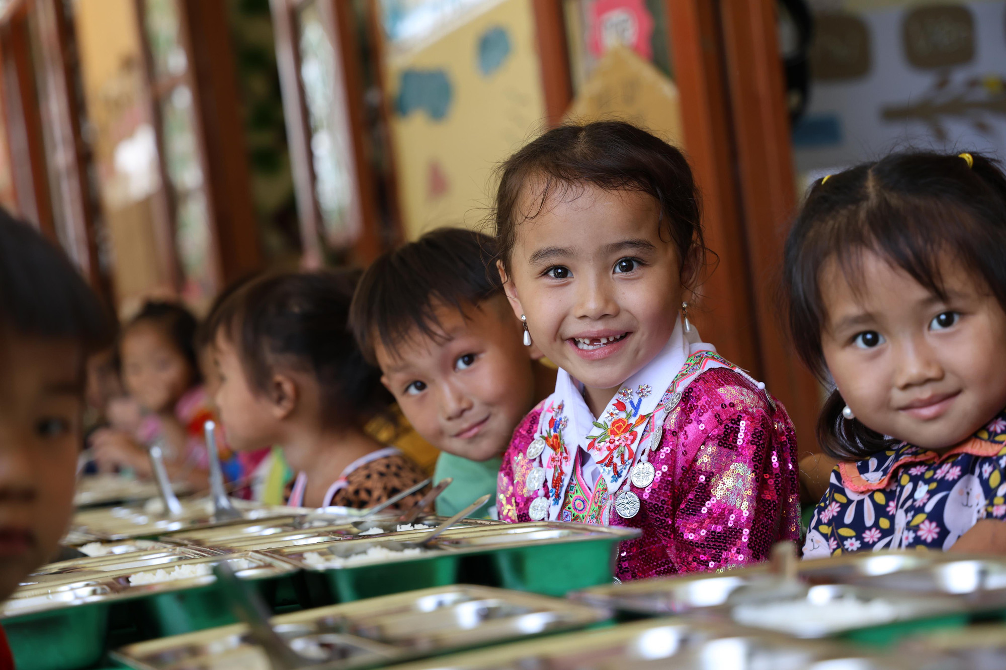 Bữa ăn bán trú được hỗ trợ bởi Quỹ Vì tầm vóc Việt của học sinh Trường Mầm non Thạch Lâm. (Ảnh: PV/Vietnam+) 390A0975.jpg