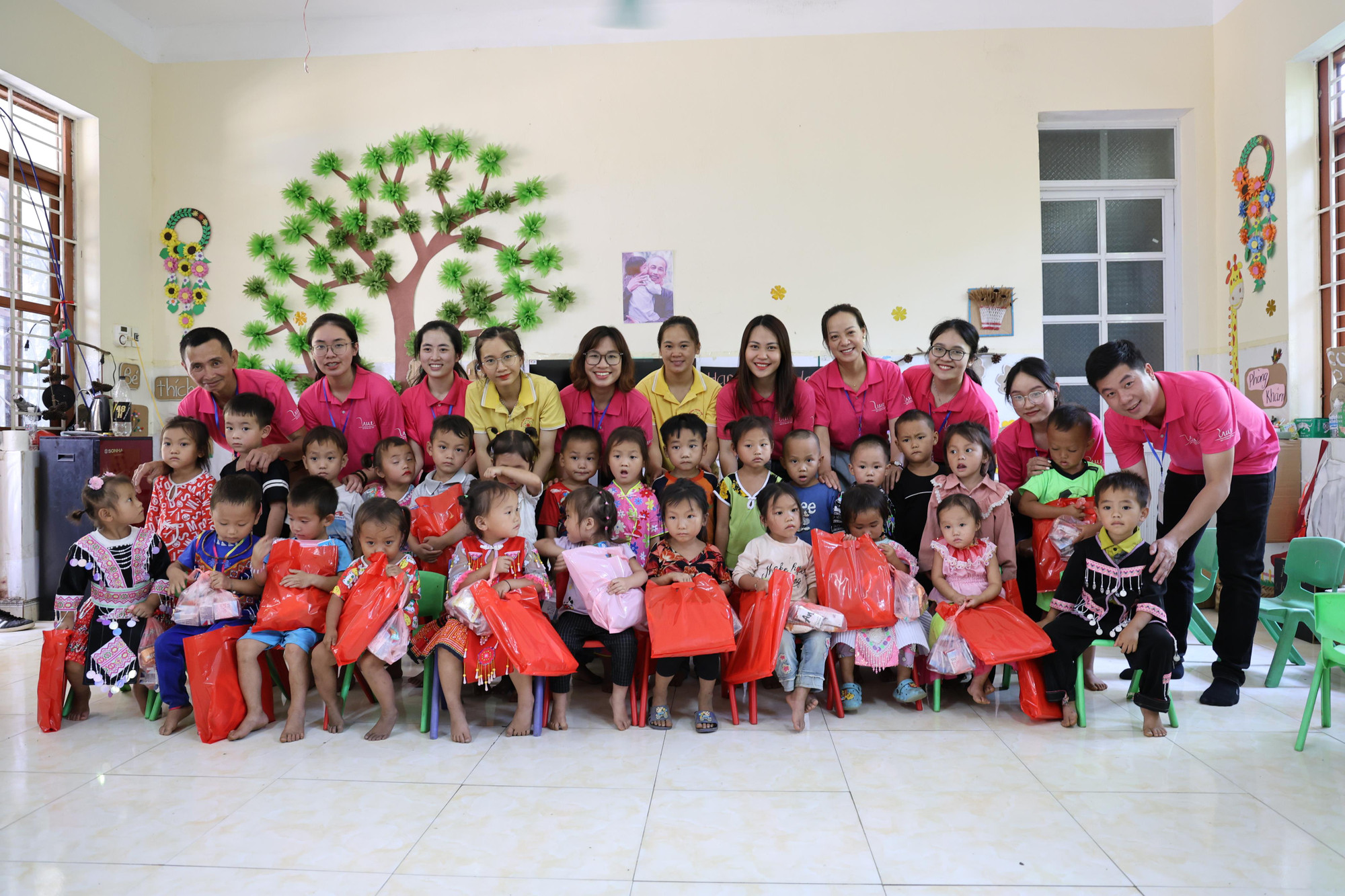 Các tình nguyện viên và nhà bảo trợ tặng quà cho các em học sinh Trường Mầm non Thạch Lâm, huyện Bảo Lâm, tỉnh Cao Bằng. (Ảnh: PV/Vietnam+) 390A0751.jpg
