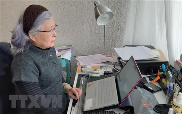 Bà Trần Tố Nga bên bàn làm việc tại nhà. (Ảnh: Toàn Trí/TTXVN) trantonga.jpg