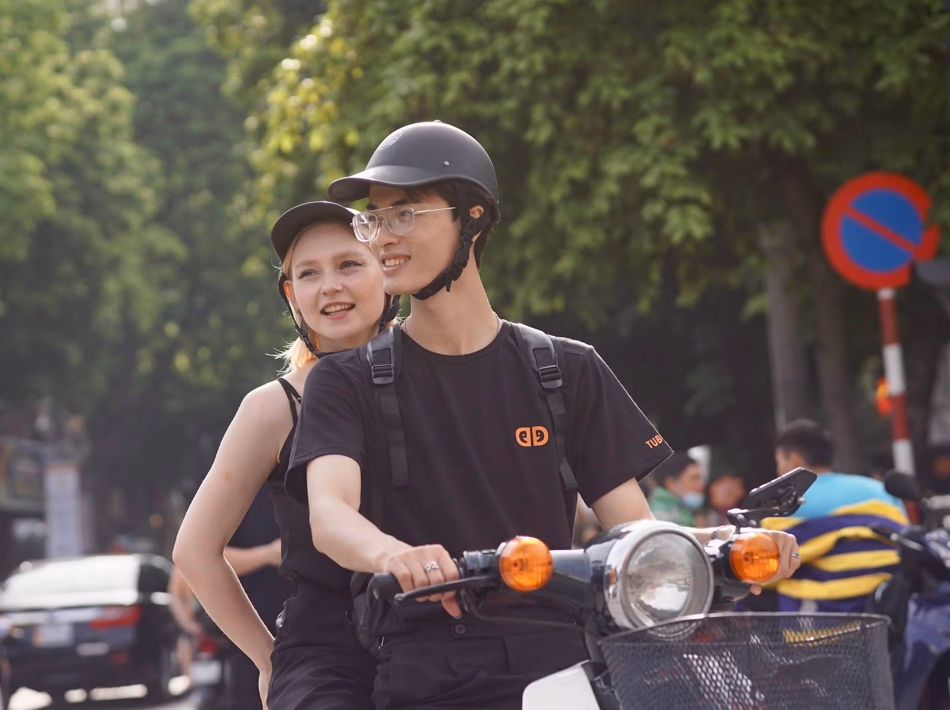 Du khách quốc tế trải nghiệm nhịp sống Thủ đô Hà Nội bằng phương tiện "đậm chất Việt Nam." (Ảnh: CTV/Vietnam+)