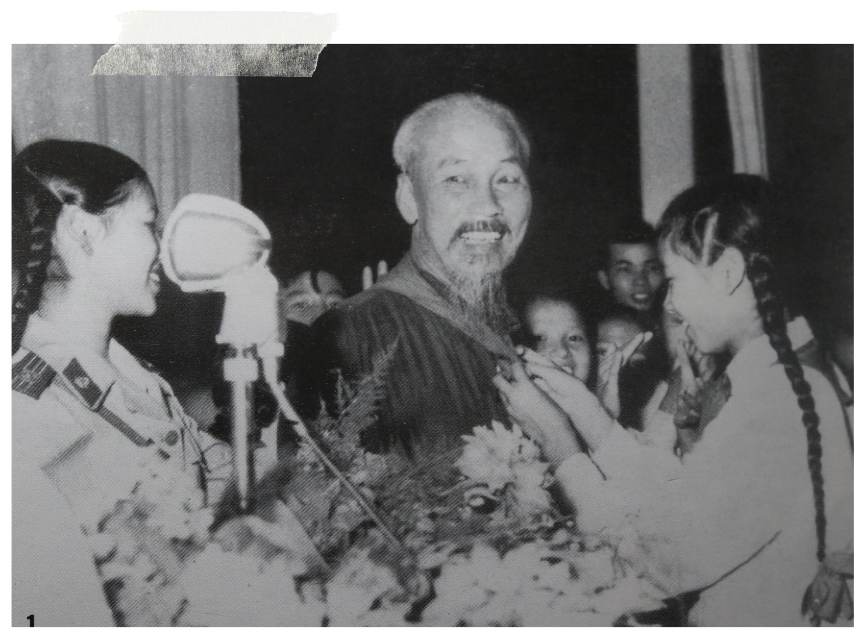 Bác Hồ vui Tết Trung Thu năm 1958 với thiếu nhi miền Nam tập kết. Người quàng khăn cho Bác là em Võ Thị Thảo, sinh năm 1943, người Quảng Nam, về sau hy sinh trong lúc làm nhiệm vụ, khi mới đôi mươi (năm 1967). (Ảnh tư liệu) z5616448388679_b6be0bde1e00a7a79606002d69593380.jpg