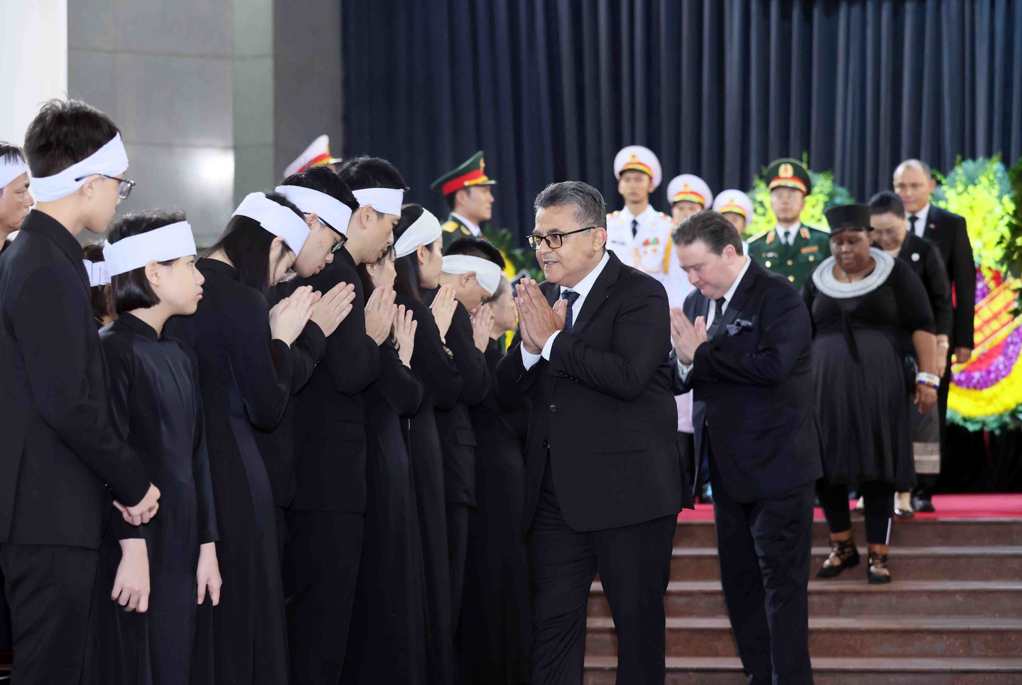 vna_potal_doan_ngoai_giao_tai_ha_noi_vieng_tong_bi_thu_nguyen_phu_trong_7501200 (1).jpg