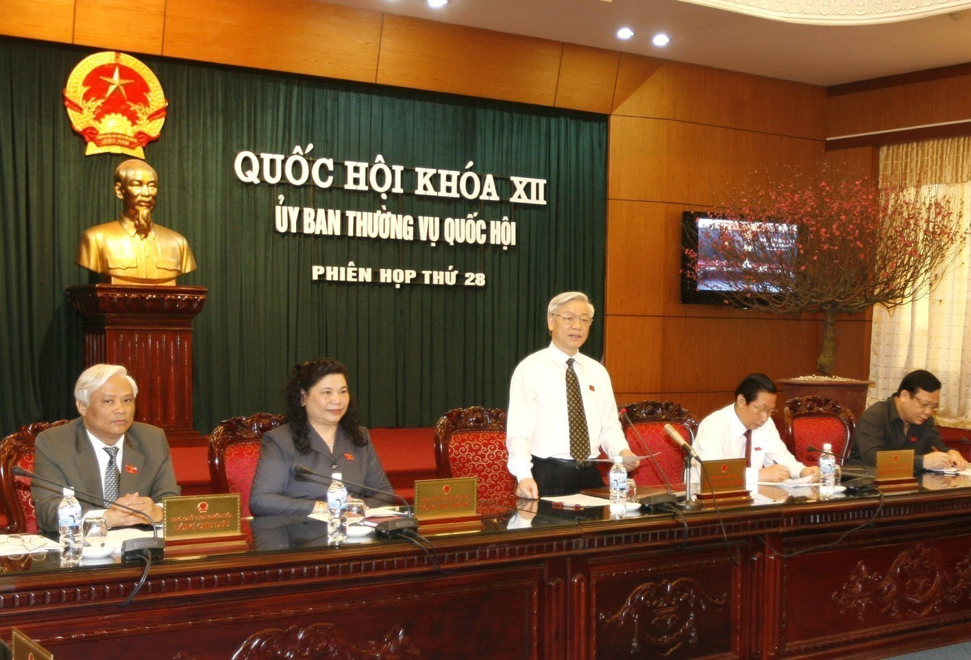 Chủ tịch Quốc hội Nguyễn Phú Trọng phát biểu khai mạc Phiên họp thứ 28 của Uỷ ban Thường vụ Quốc hội khoá XII (Hà Nội, 9/2/2010). (Ảnh: Trí Dũng/TTXVN) vna_potal_tong_bi_thu_nguyen_phu_trong_tron_doi_vi_nuoc_vi_dan_7491700.jpg