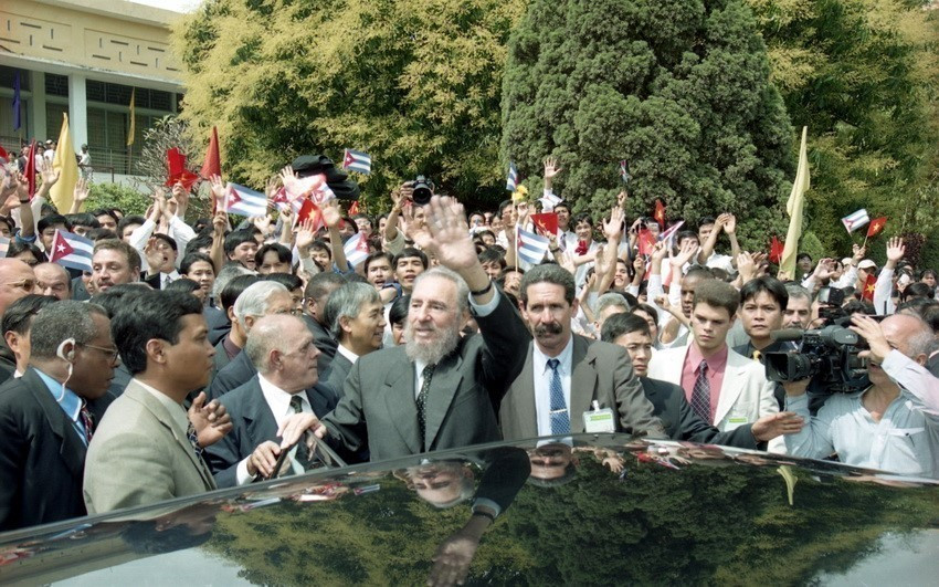 Lãnh tụ Cuba Fidel Castro thăm trường Đại học Bách khoa Hà Nội, ngày 23/2/2003. (Ảnh: Đức Tám/TTXVN) vna_potal_quan_he_viet_nam_–_cuba_moi_quan_he_doan_ket_dac_biet_hiem_co_trong_quan_he_quoc_te_6688456.jpg