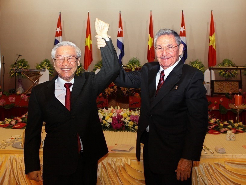 Đại tướng Raul Castro Ruz, Bí thư thứ nhất Ban chấp hành Trung ương Đảng Cộng sản Cuba, Chủ tịch Hội đồng Nhà nước và Hội đồng Bộ trưởng Cuba với Tổng Bí thư Nguyễn Phú Trọng trong buổi chiêu đãi trọng thể chào mừng Đoàn thăm hữu nghị chính thức Việt Nam, tối 8/7/2012, tại Hà Nội. (Ảnh: Trí Dũng/TTXVN) vna_potal_quan_he_viet_nam_–_cuba_moi_quan_he_doan_ket_dac_biet_hiem_co_trong_quan_he_quoc_te_6688436.jpg