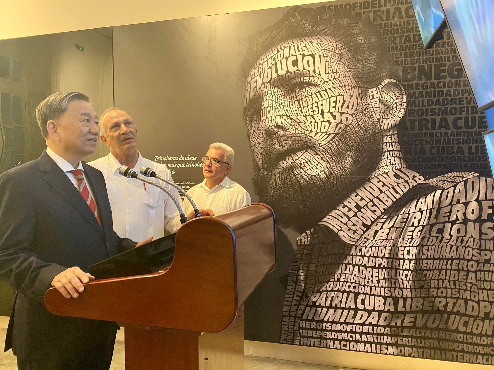 Chủ tịch nước Tô Lâm thăm Trung tâm Fidel Castro ở Thủ đô La Habana trong chuyến thăm chính thức Cuba khi còn ở cương vị Bộ trưởng Bộ Công an. (Ảnh: Mai Phương/TTXVN) vna_potal_quan_he_viet_nam_–_cuba_moi_quan_he_doan_ket_dac_biet_hiem_co_trong_quan_he_quoc_te_6688567.jpg