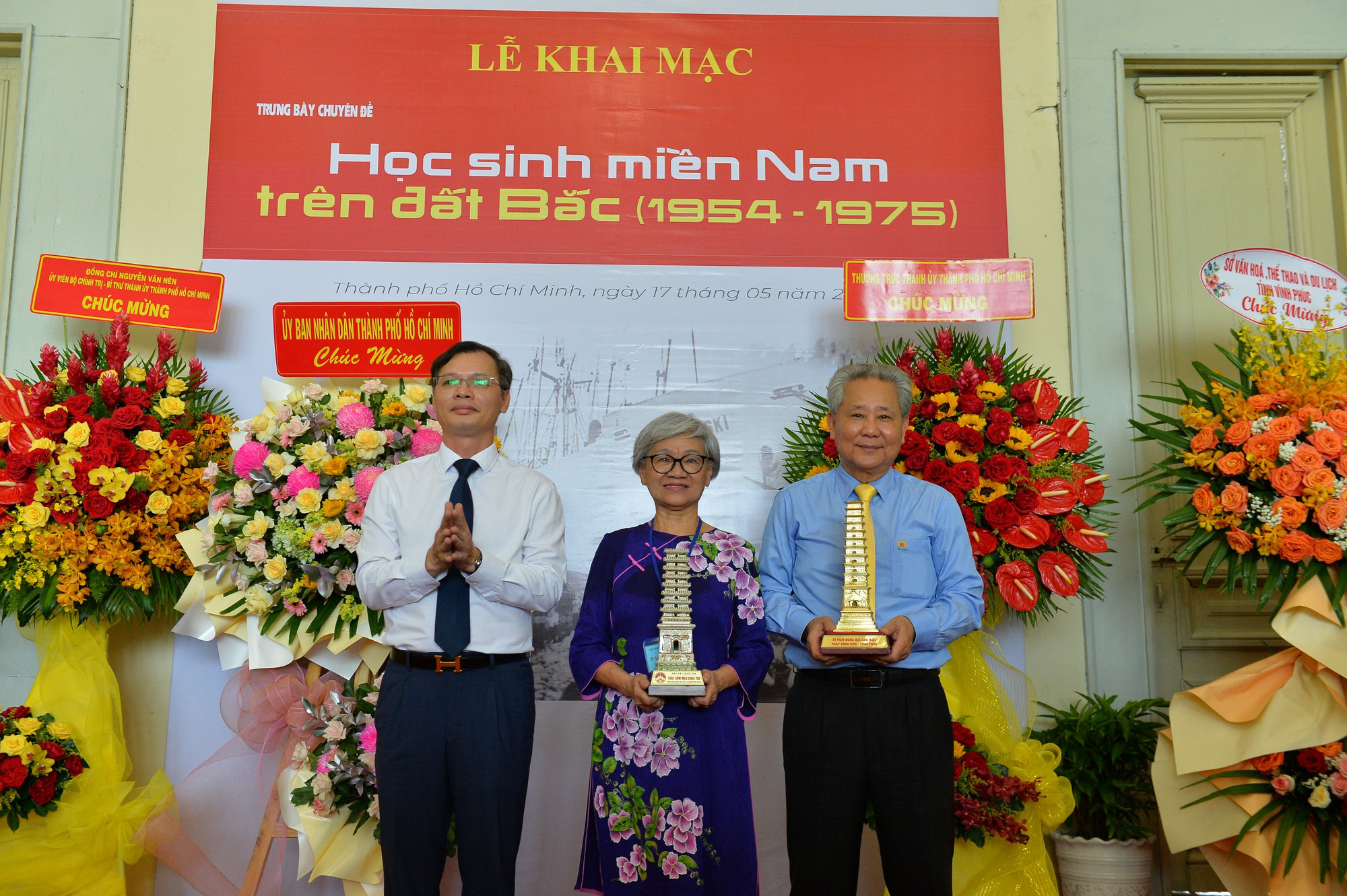 Ông Bùi Hồng Đô, Giám đốc Sở Văn hóa, Thể thao và Du lịch tỉnh Vĩnh Phúc, tặng kỷ vật cho ông Huỳnh Văn Thòn và bà Nguyễn Thế Thanh, đại diện Ban liên lạc Học sinh miền Nam nhân khai mạc trưng bày "Học sinh miền Nam trên đất Bắc" tại Bảo tàng Thành phố Hồ Chí Minh ngày 17/5/2024. (Ảnh: Nguyễn Á) z5580420732986_bd8676b3c4853f03a8ee772874356ded.jpg