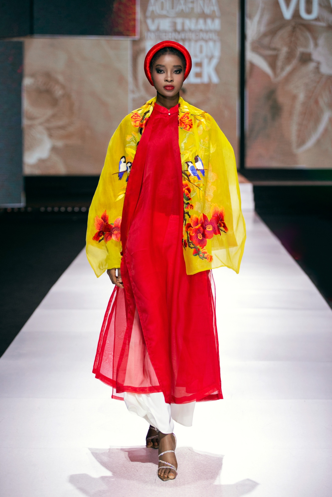 6. Một look trong BST _Cô ấy là ai_ của NTK Vũ Việt Hà.jpg