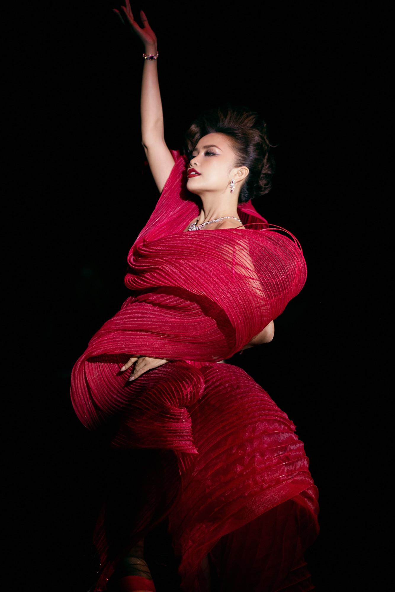 2. Hoa hậu Ngọc Châu kết màn đày cảm xúc .jpg