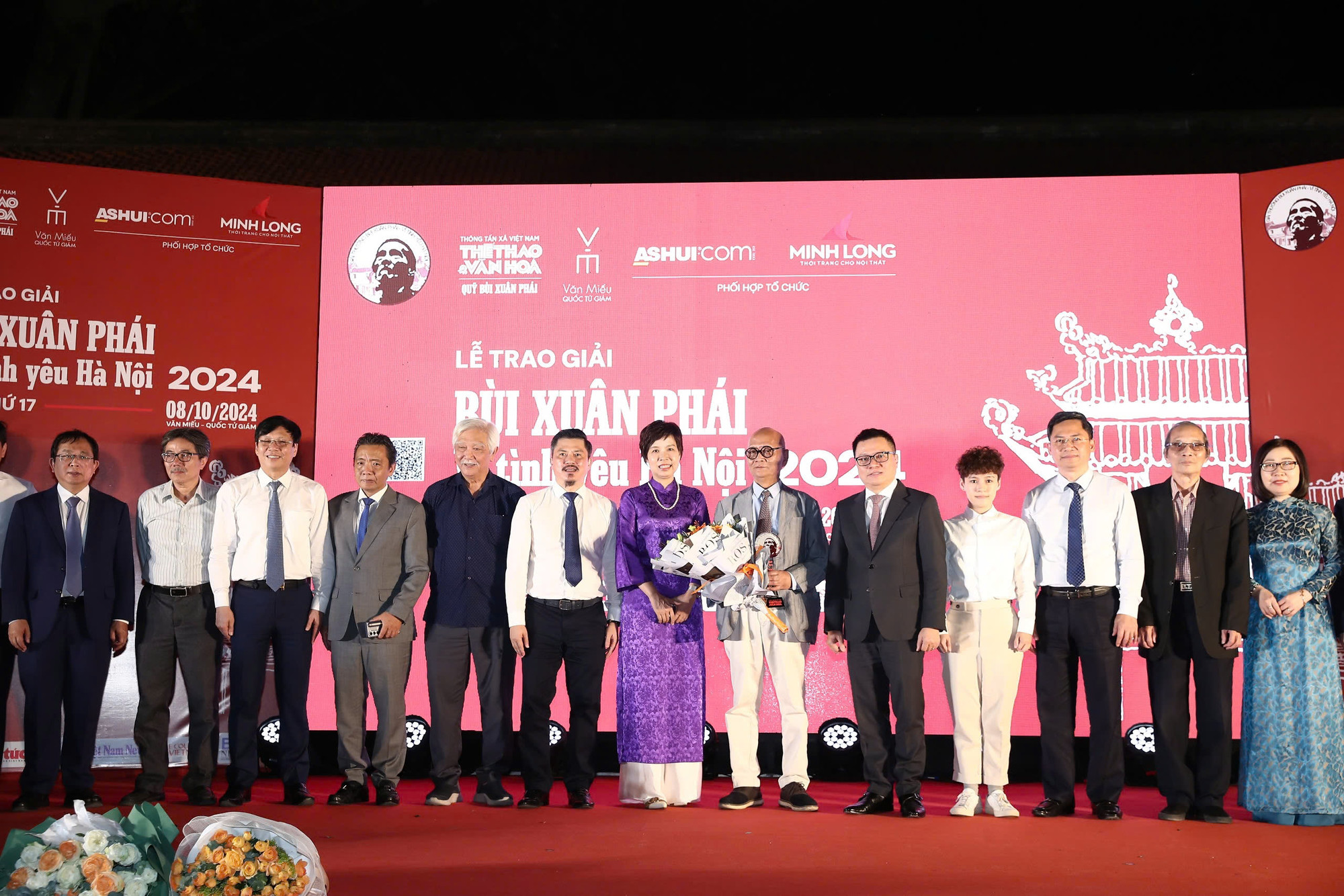 Các đại biểu, đại diện Ban Tổ chức giải thưởng chúc mừng Giáo sư-Tiến sỹ-kiến trúc sư Hoàng Đạo Kính. (Ảnh: Nam Nguyễn/Vietnam+) 