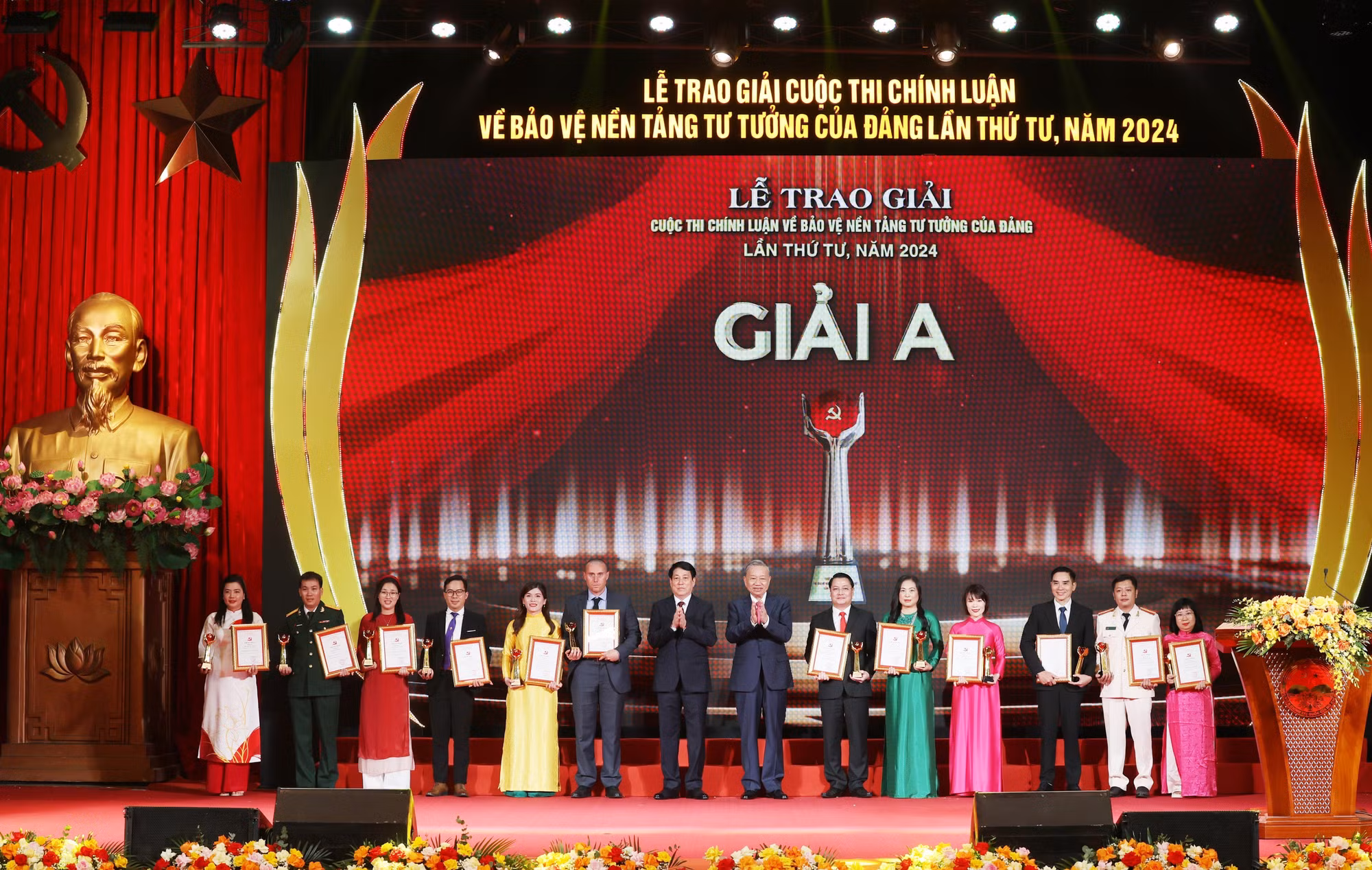 vna-potal-tong-bi-thu-chu-tich-nuoc-du-le-trao-giai-cuoc-thi-chinh-luan-ve-bao-ve-nen-tang-tu-tuong-cua-dang-lan-thu-tu-7661632-5963.jpg