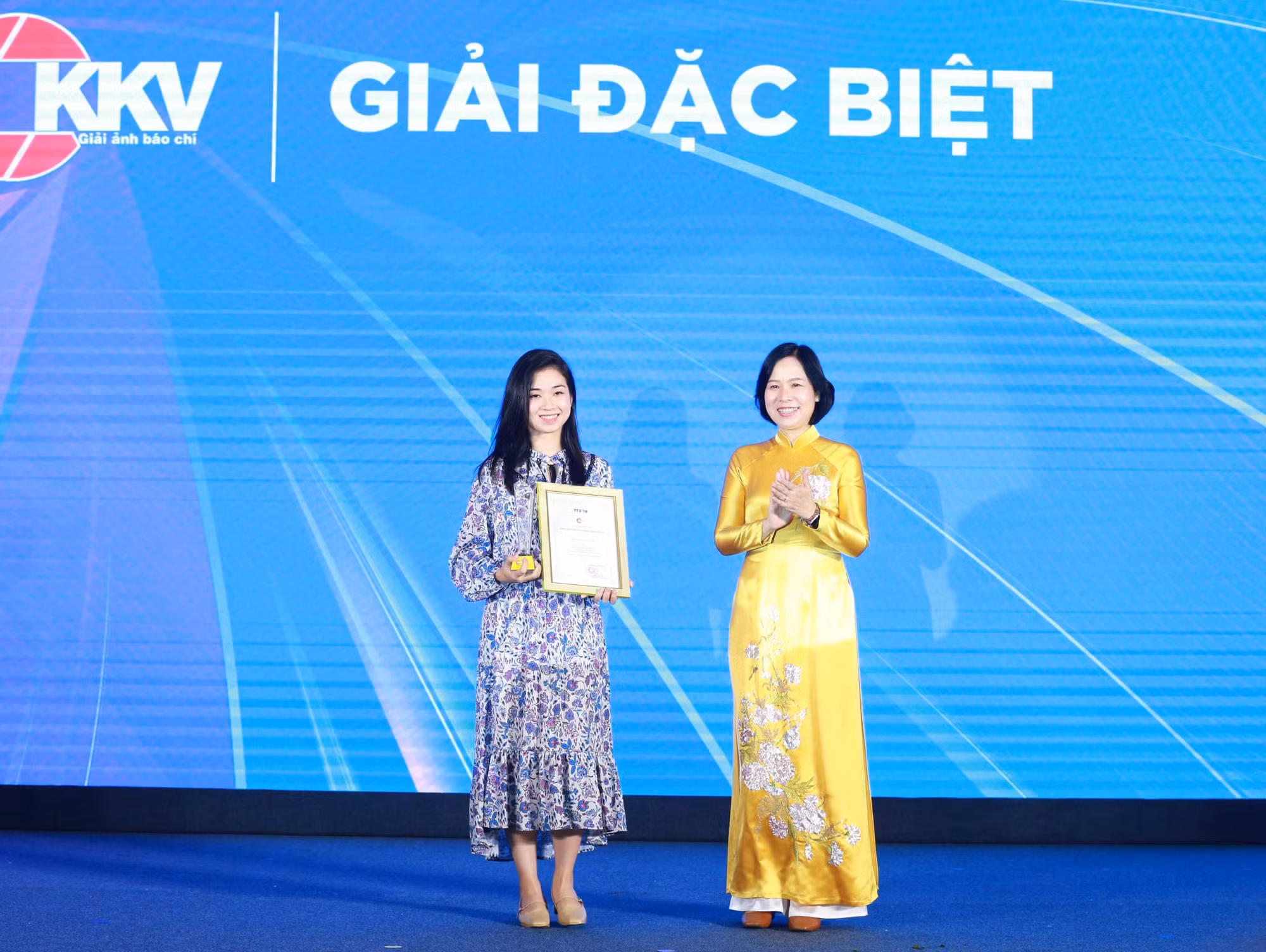 vna_potal_le_trao_giai_anh_bao_chi_“khoanh_khac_vang”_lan_thu_6_6980834.jpg