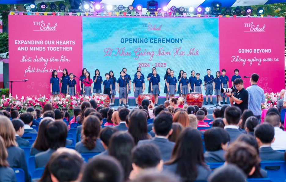 Học sinh đến từ 30 quốc gia của Trường TH School tưng bừng trong lễ khai giảng năm học mới 2024-2025. (Ảnh: PV/Vietnam+)