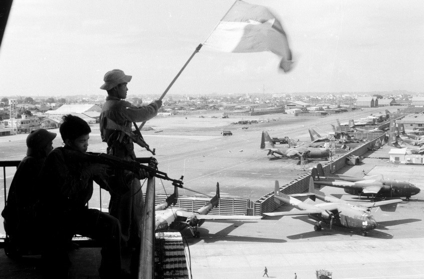 Cờ giải phóng tung bay trên sân bay Tân Sơn Nhất, ngày 30/4/1975. (Ảnh: Quang Thành/TTXVN) ttxvn_giai phong sai gon.jpg